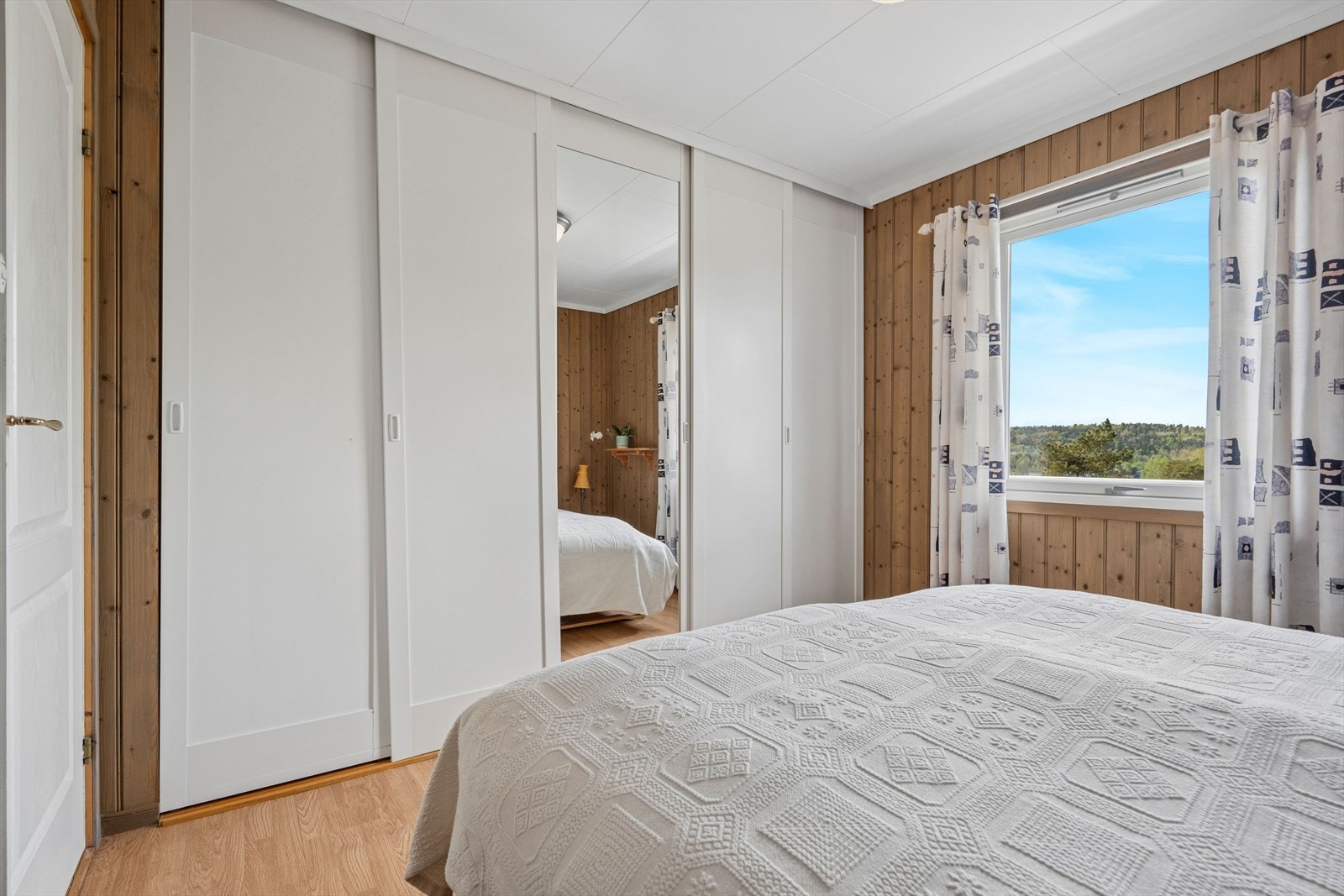 Skyvedørsgarderobe med speilfronter gir effektiv oppbevaring. Galleribilde