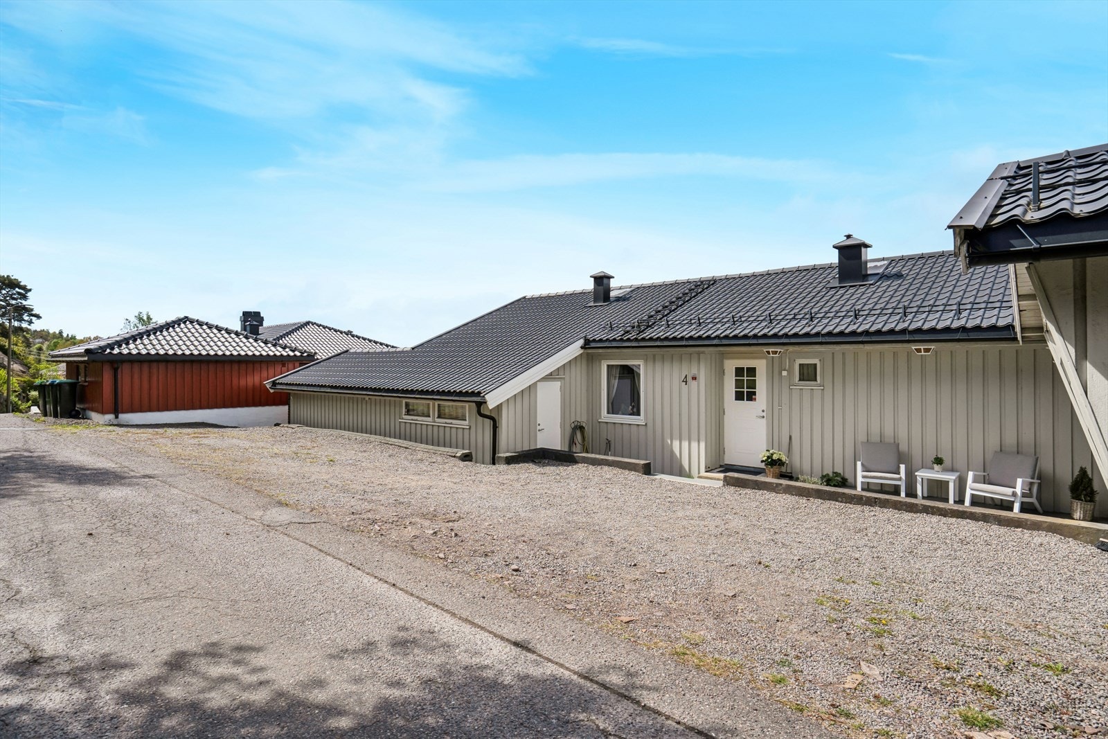 Eiendommen har en stor, gruset gårdsplass med rikelig med biloppstillingsplasser. Galleribilde