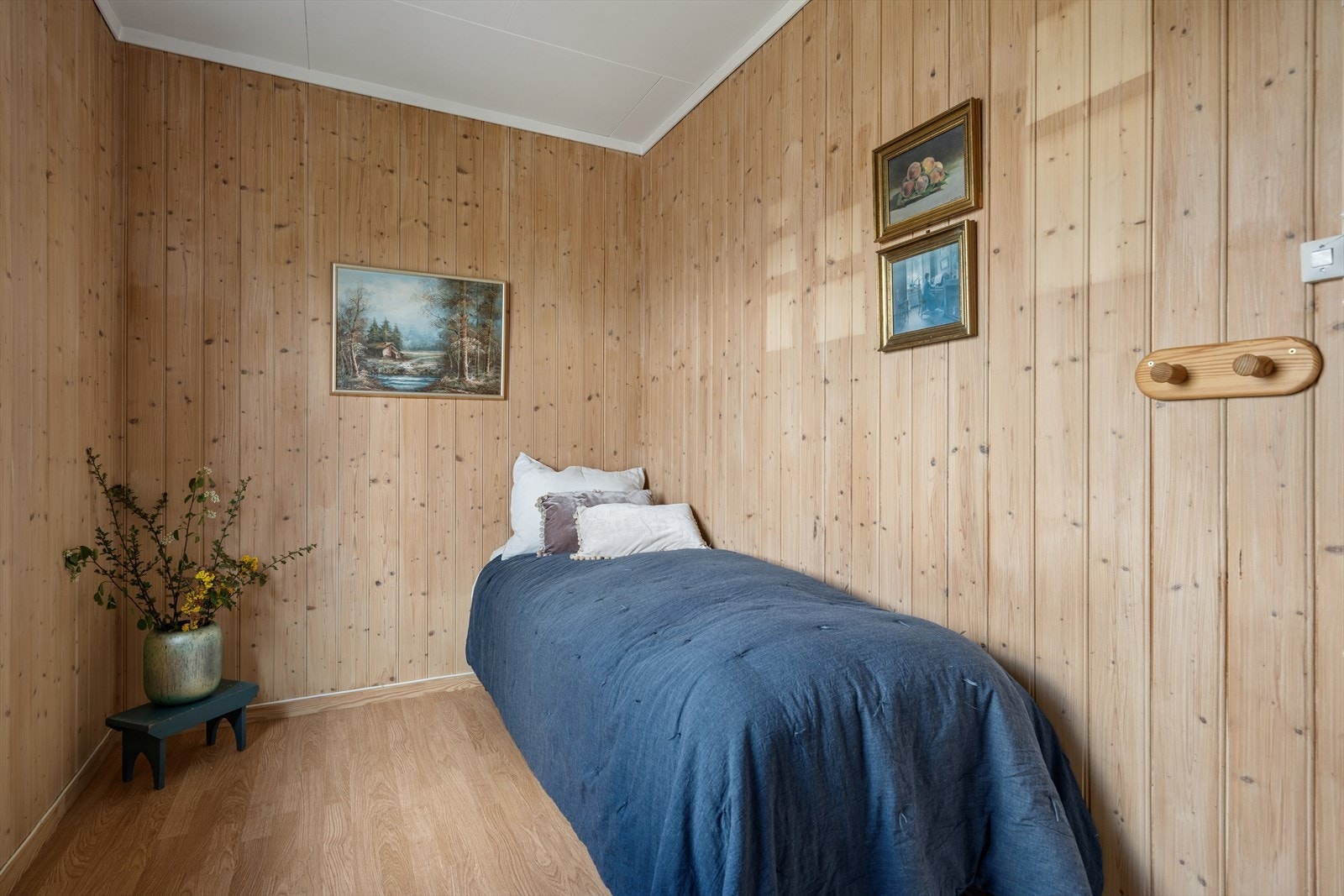 Soverom med panel på veggene, egnet som barnerom, gjesterom eller kontor. Galleribilde
