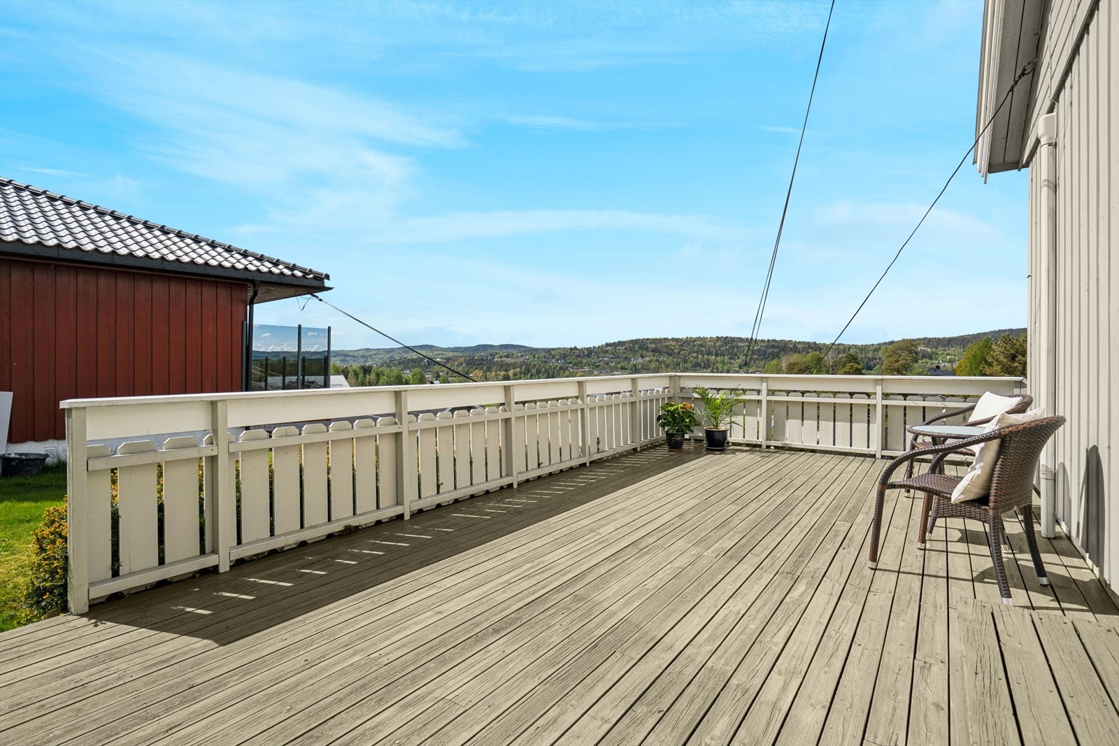 Stor terrasse på 34 m² med god plass til utemøbler og gode solforhold. Galleribilde