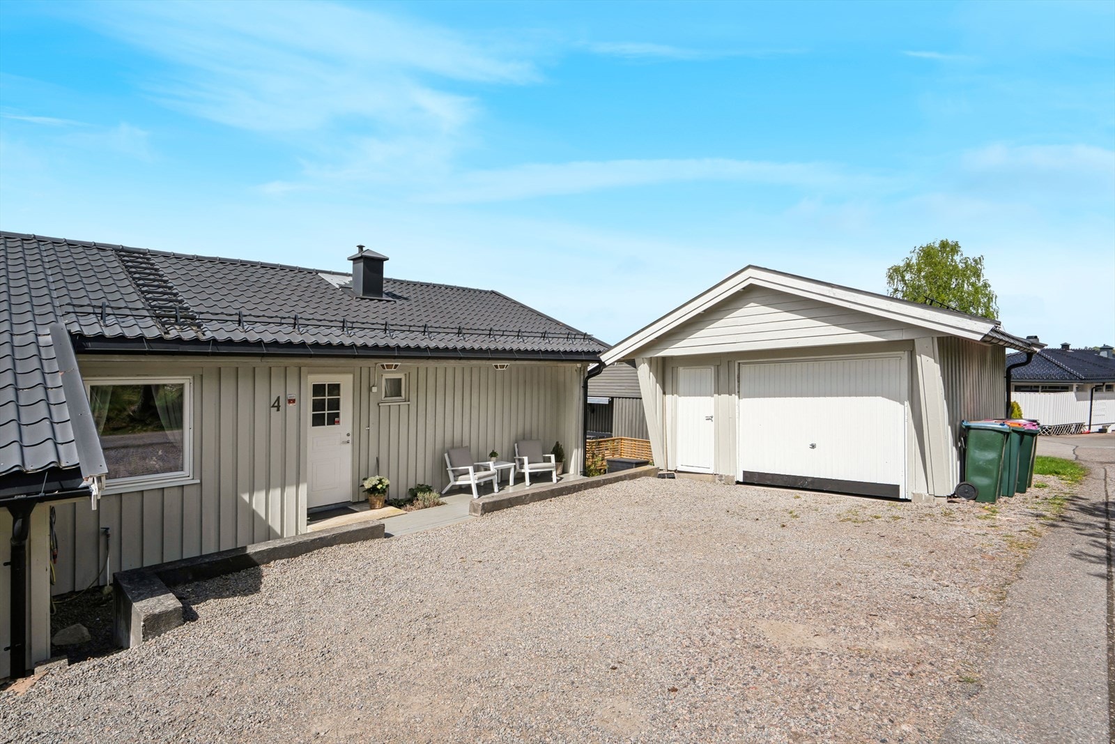 Enebolig over ett plan med en praktisk planløsning og en romslig, frittstående garasje. Galleribilde