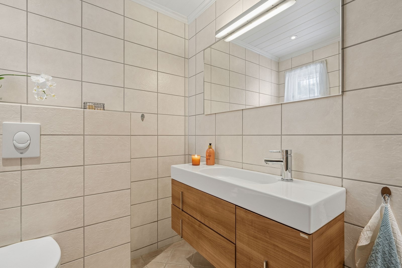 Badet ble modernisert i 2010 og har flislagt gulv med elektriske varmekabler. Galleribilde