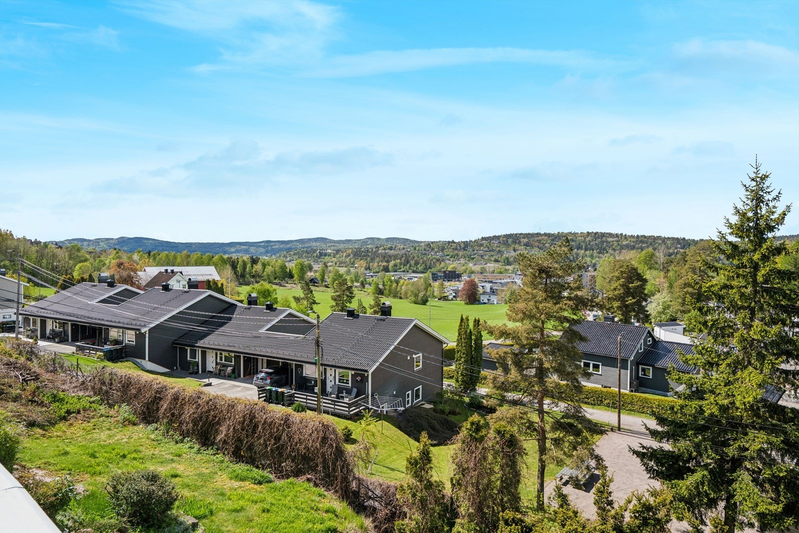Eiendommen ligger i et etablert og barnevennlig boligområde med kort vei til servicetilbud i Revetal sentrum. Galleribilde