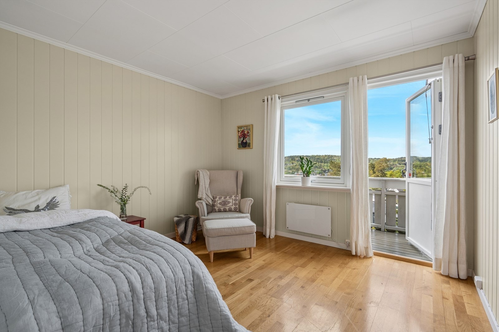 Fra ett av soverommene er det utgang til en egen balkong. Galleribilde