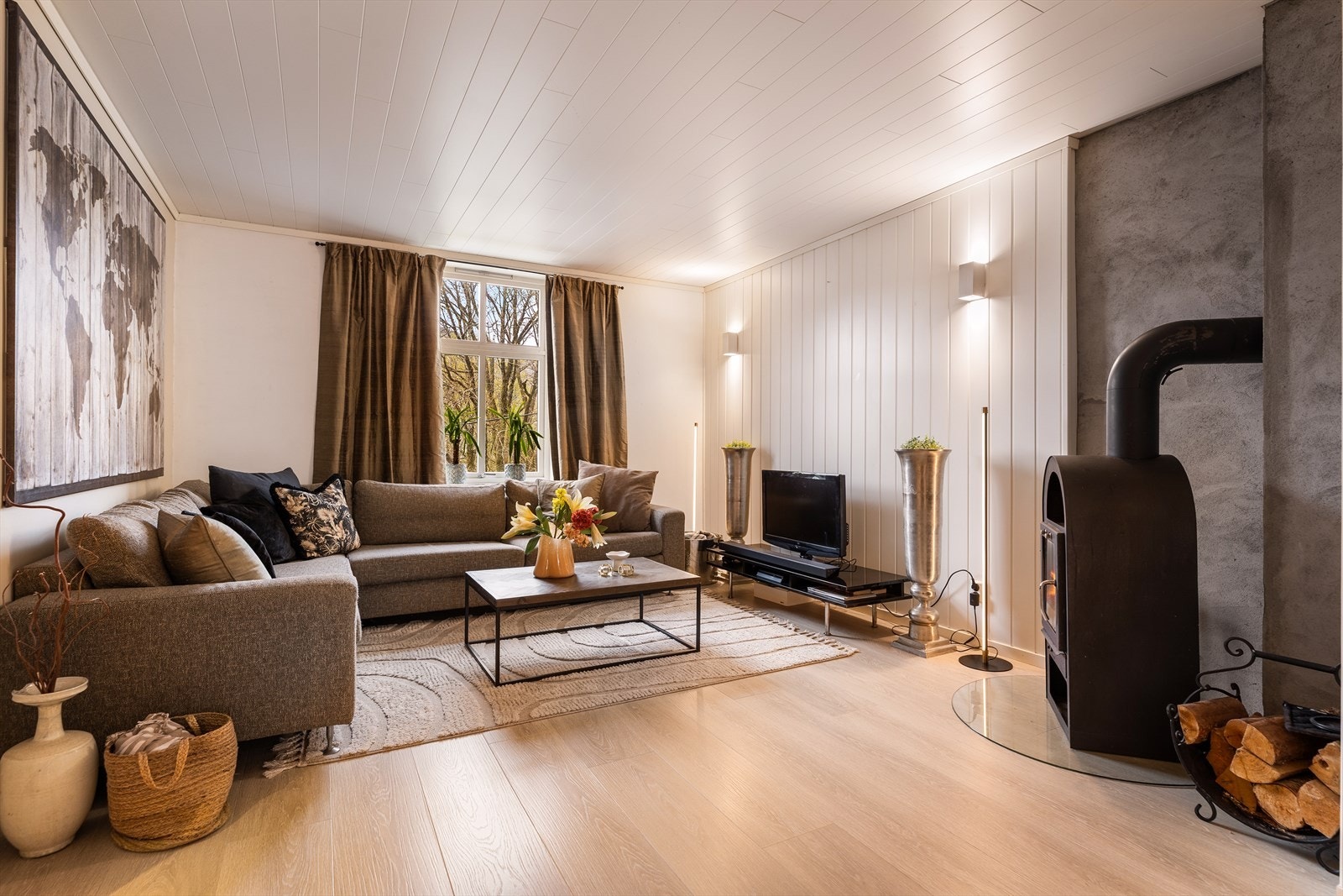 I stuen har det blitt installert både vedovn og varmepumpe, dette bidrar til ekstra varme og kos på de kaldeste dagene. Galleribilde