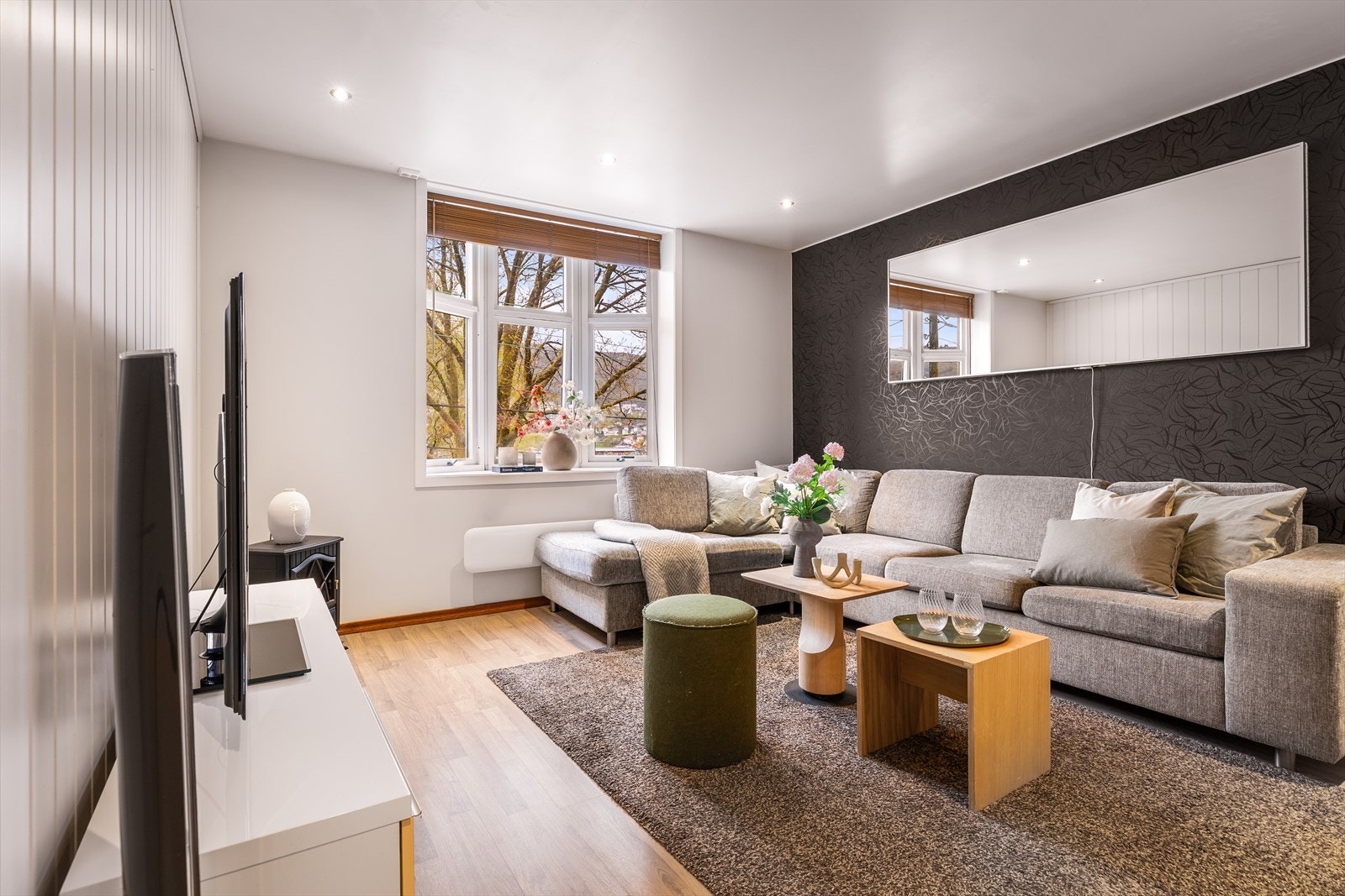 Stuen i denne etasjen er på 15,6 m² og har en praktisk utforming med god plass til sofagruppe og TV-løsning. Galleribilde