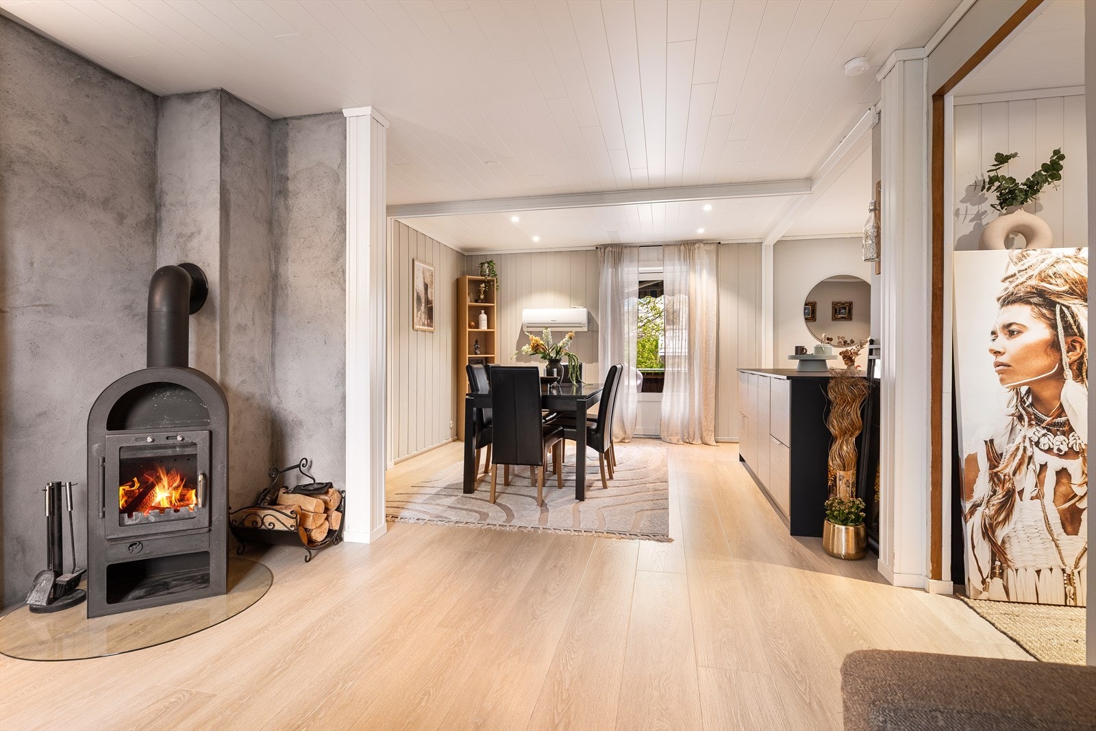Den åpne stue- og kjøkkenløsningen utgjør boligens naturlige samlingspunkt og måler hele 39,3 m². Galleribilde