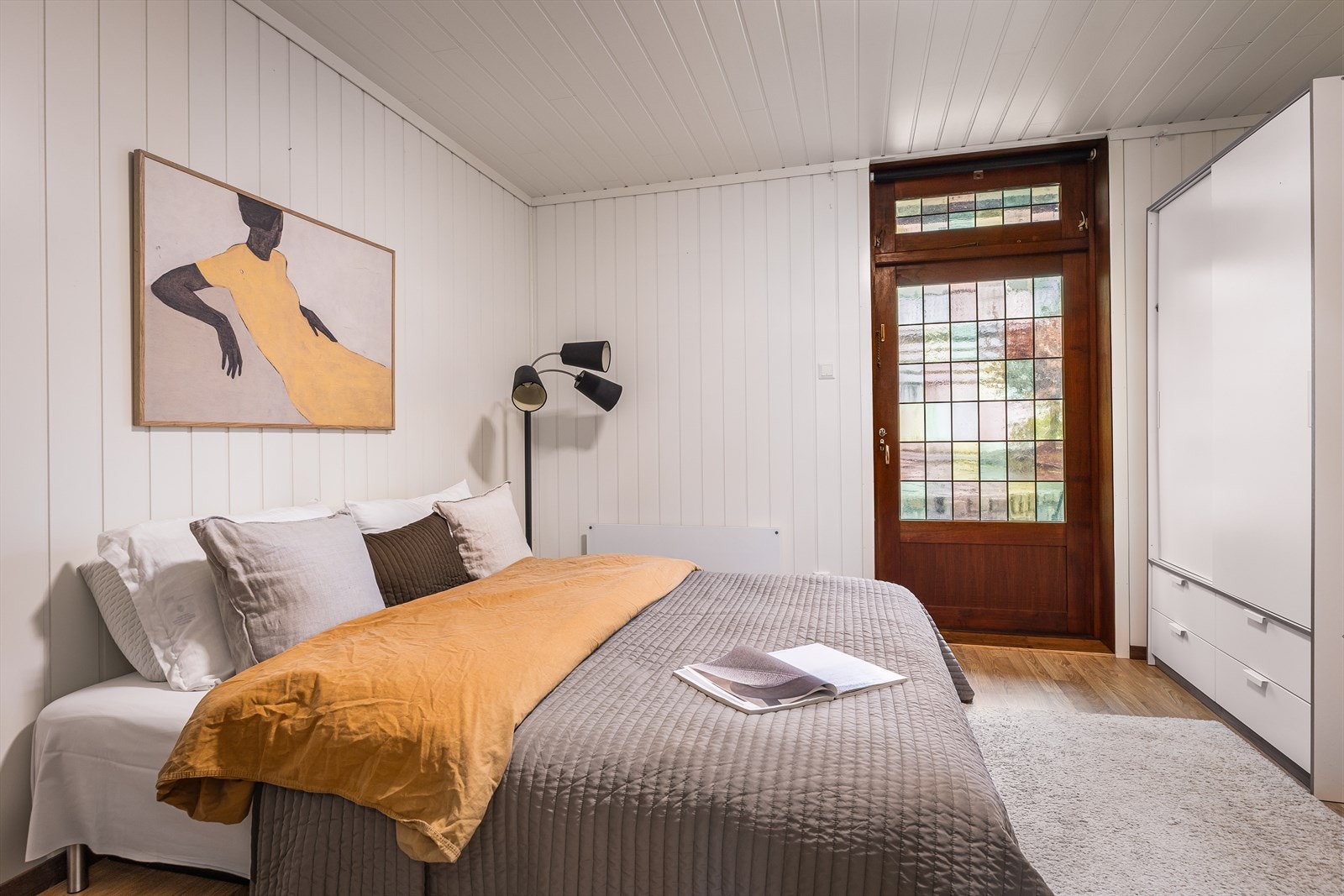 Det største soverommet fungerer naturlig som hovedsoverom og har utgang til hellelagt platting på ca. 14 m² - en lun og privat uteplass. Galleribilde