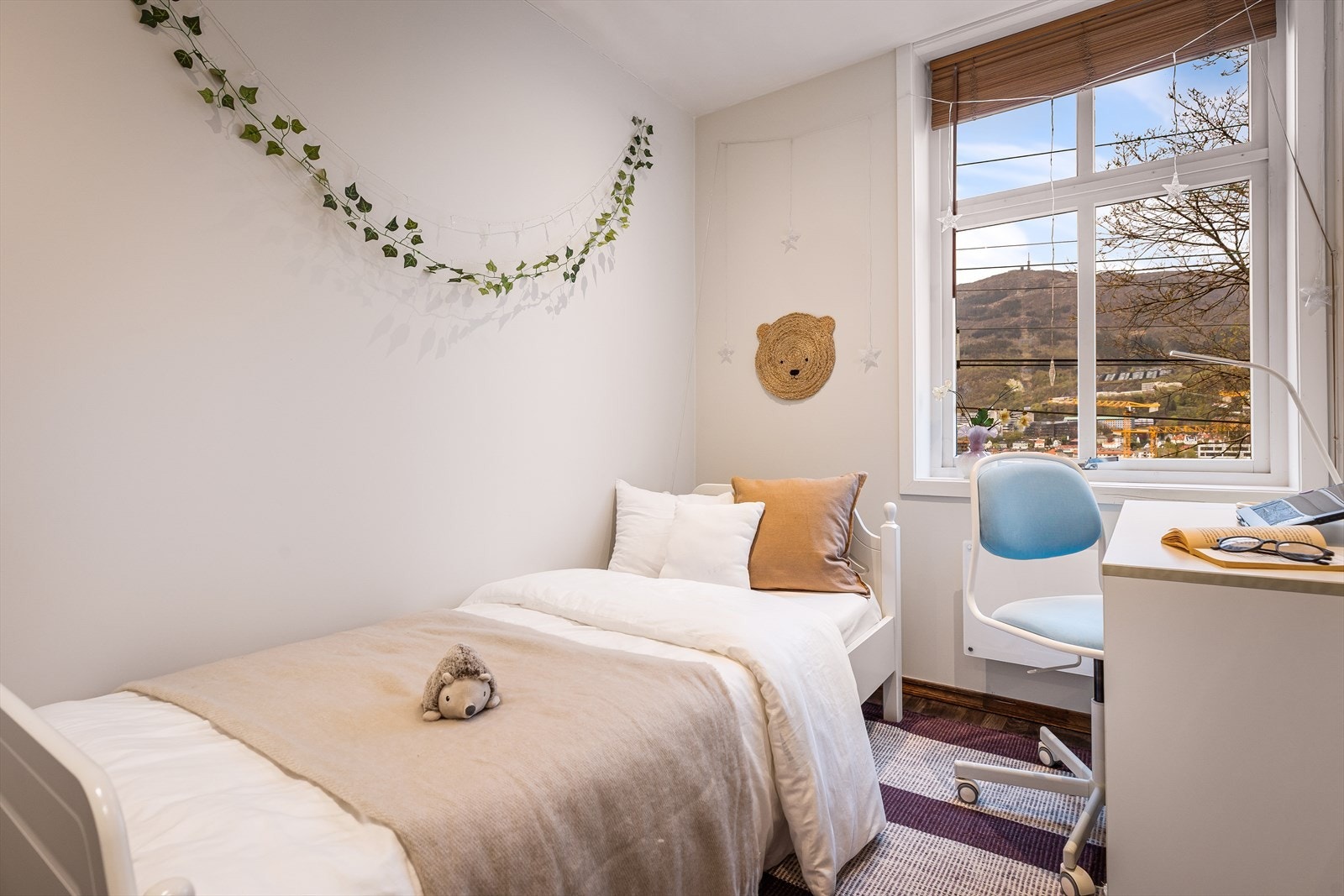 Etasjen har to soverom på henholdsvis 6,8 m² og 14,4 m². Galleribilde