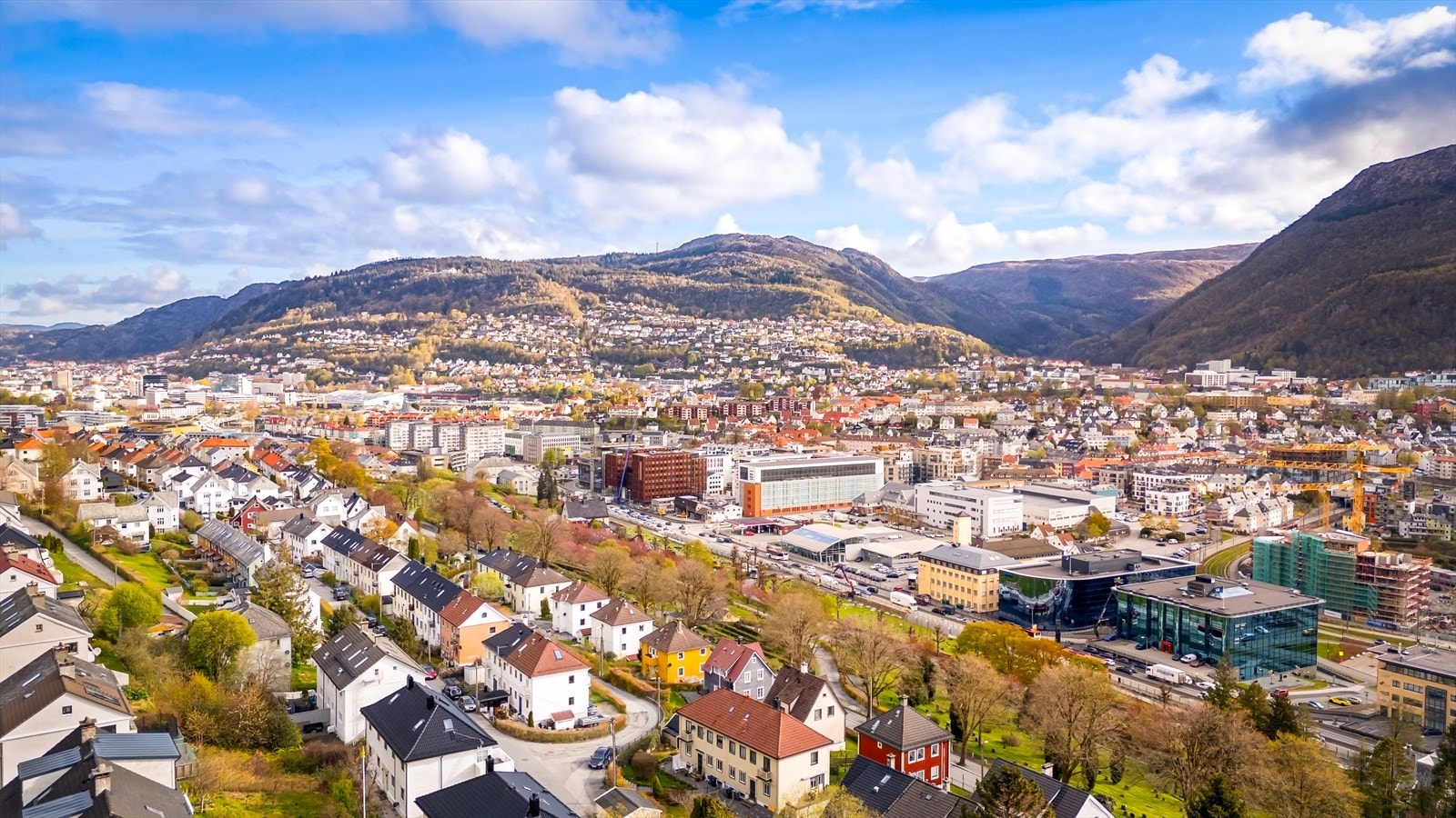 Flere store arbeidsplasser, blant annet Haukeland Universitetssjukehus, Haraldsplass Diakonale Sykehus, Odontologen, Solheimsviken Næringspark, Mindemyren, DNB i Solheimsviken og Media City Bergen, ligger også i gåavstand fra boligen. Galleribilde