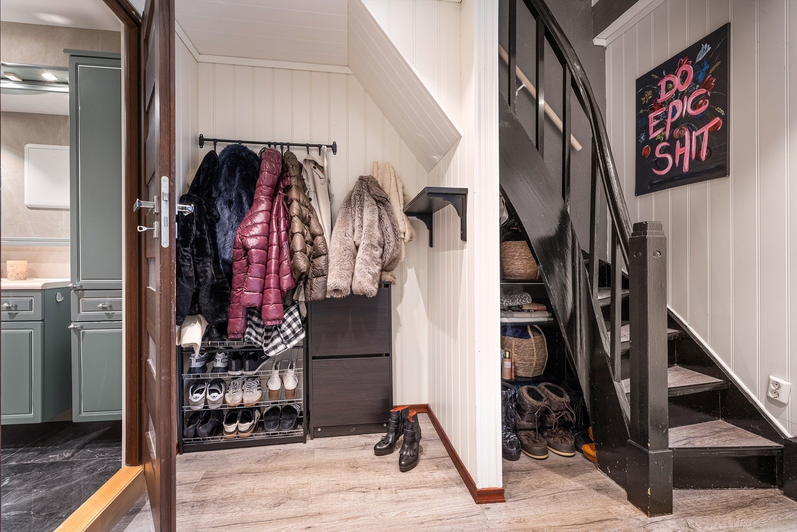 Lys entré med tilkomst til loftsetasjen. Her er det også god plass til oppbevaring av yttertøy og sko. Galleribilde