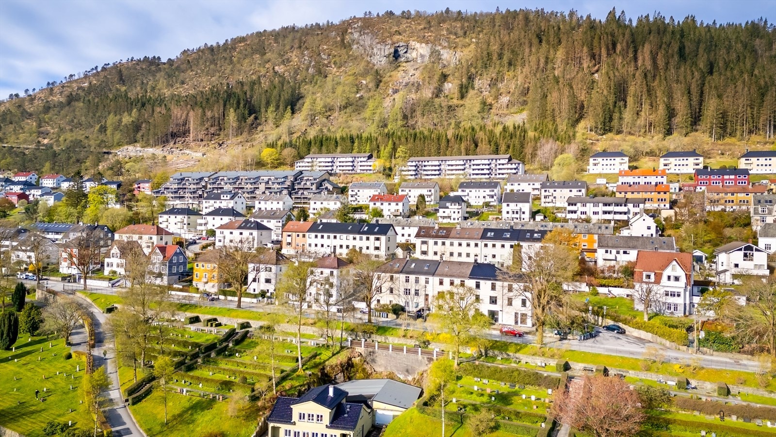 For den tur- og friluftsinteresserte ligger Løvstakken og Løvstien få minutter fra gatedøren, med flotte stier og enestående utsikt fra toppen. I tillegg er både Damsgårdsfjellet, Ulriken og de øvrige byfjellene lett tilgjengelige. Galleribilde