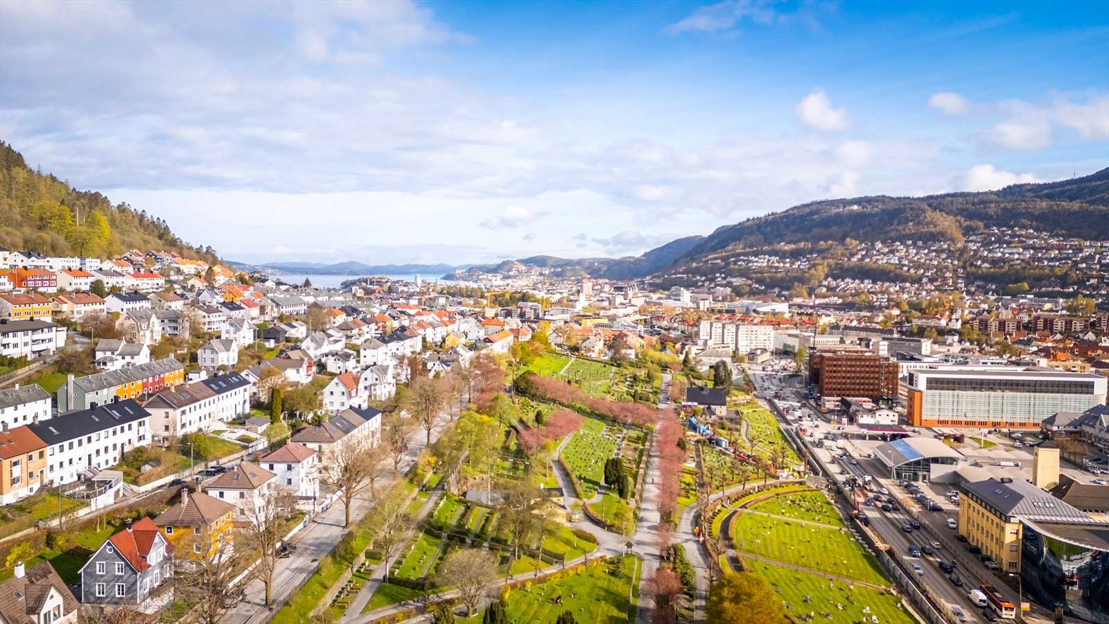 For studenter og pendlere, er det kort avstand til BI Bergen, Høgskulen på Vestlandet, Høyskolen Kristiania og Universitetet i Bergen. Øvrige fakulteter nås raskt med bybane, buss eller sykkel. Galleribilde