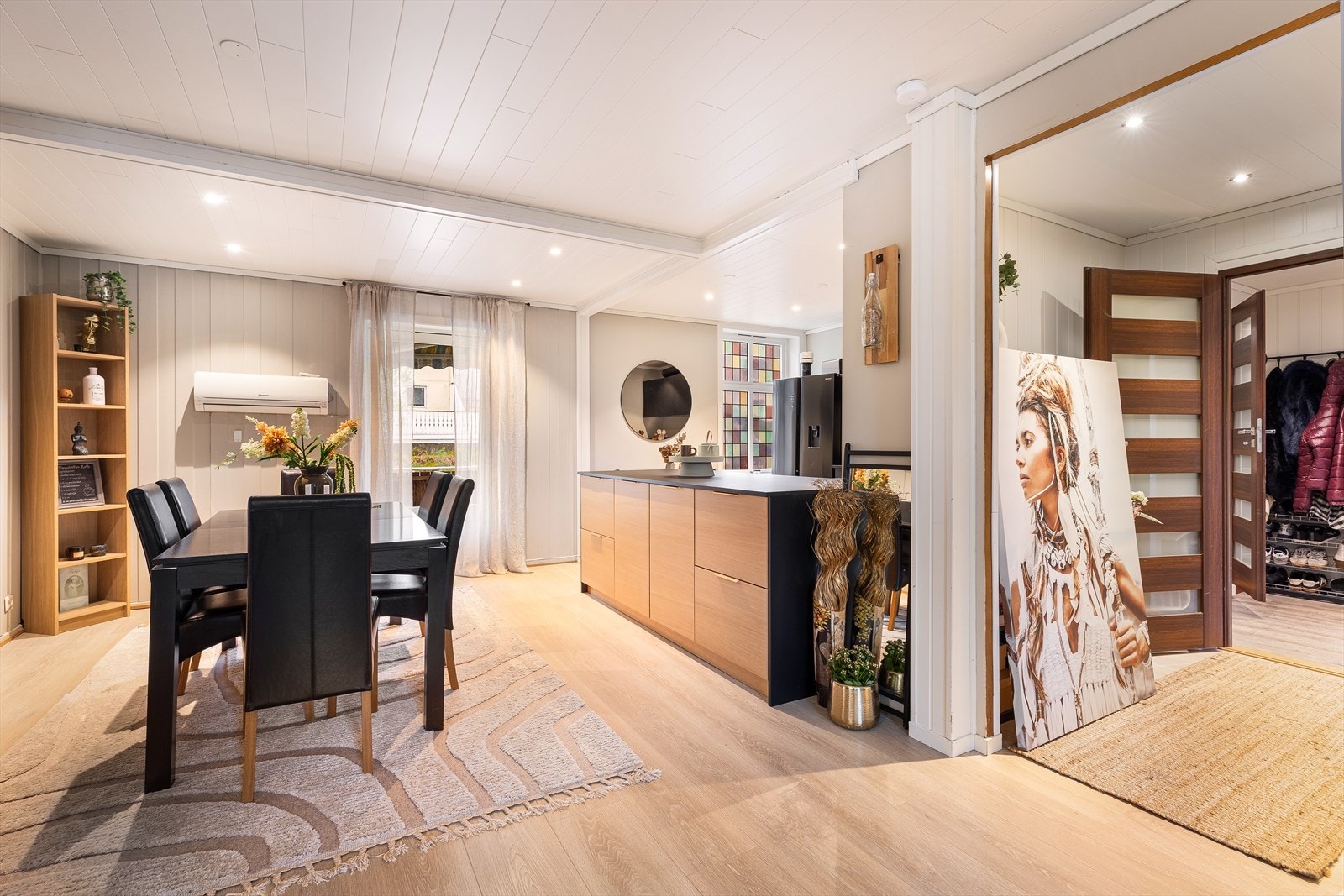 Her er det god plass til både sofa- og spisegruppe, og man kan enkelt innrede både stilfullt og komfortabelt. Galleribilde