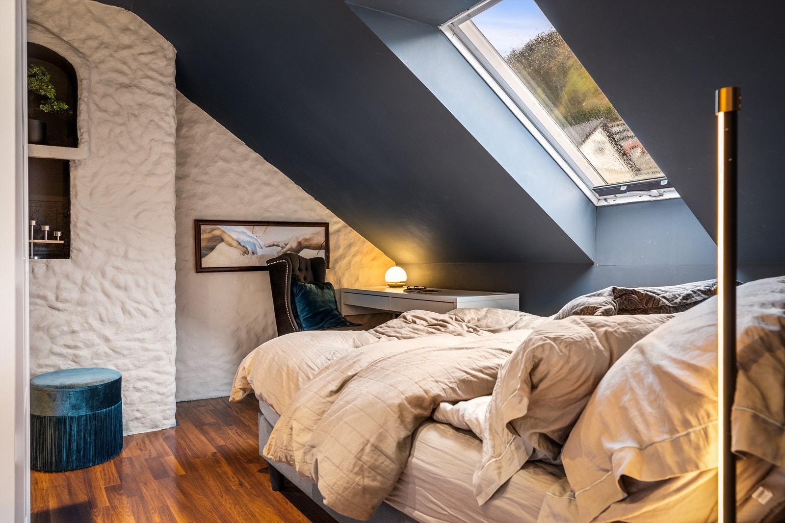 Loftsetasjen er innredet med loftstue og soverom. Galleribilde