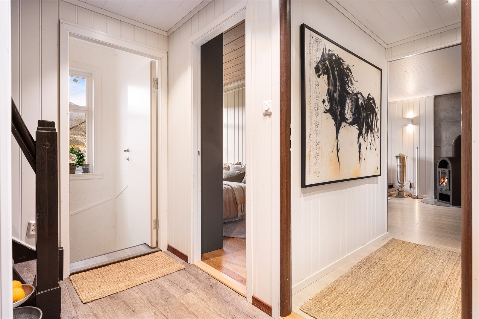 Leilighetens mellomgang fungerer som et naturlig bindeledd med adkomst til alle rom i etasjen. Galleribilde