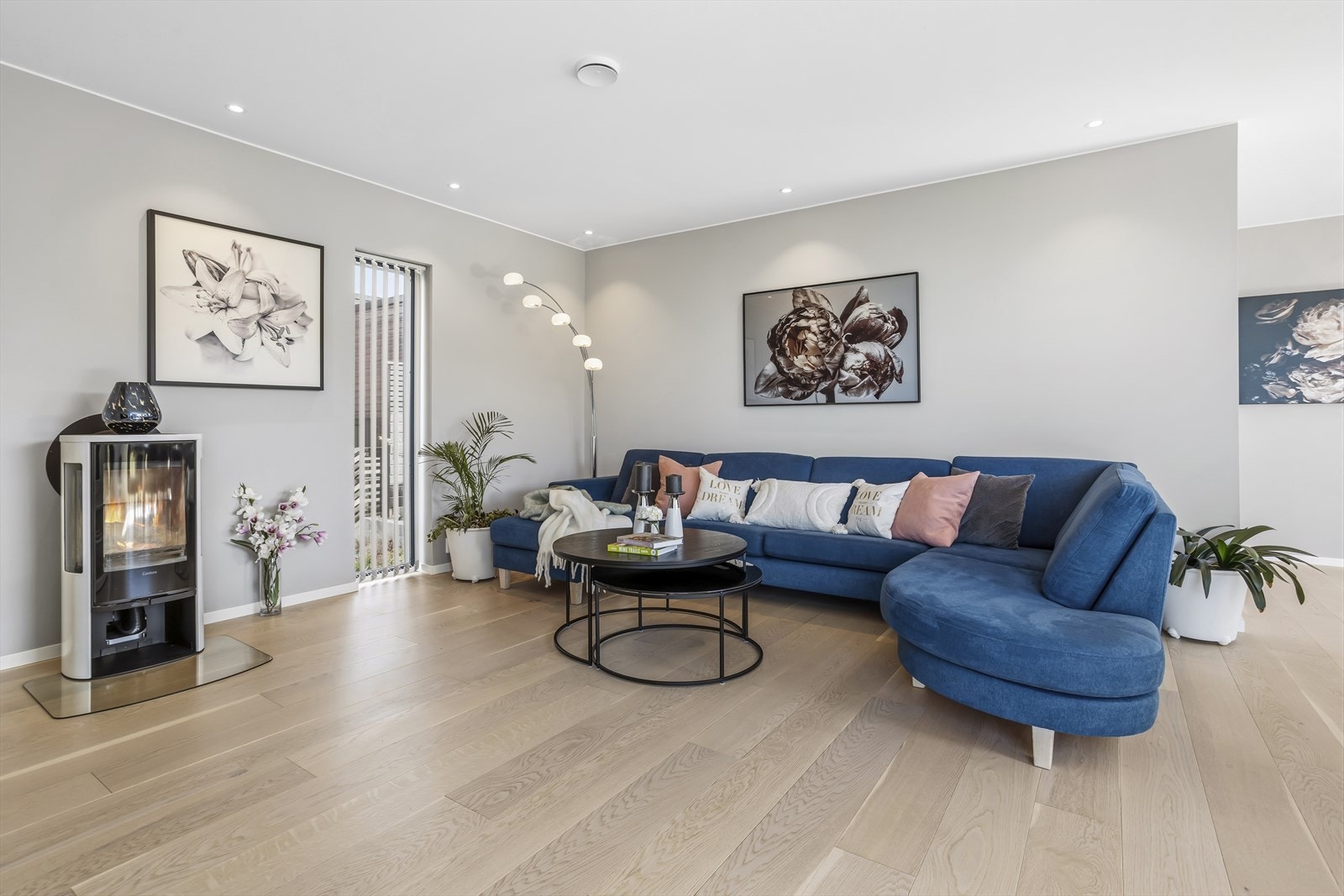 Downlights i himlingen gir god og jevn belysning i hele oppholdsrommet. Galleribilde
