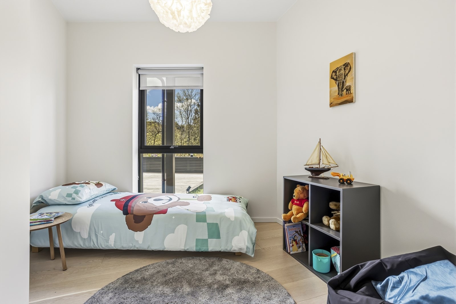 Store vinduer gir godt med naturlig lys inn i rommene. Galleribilde