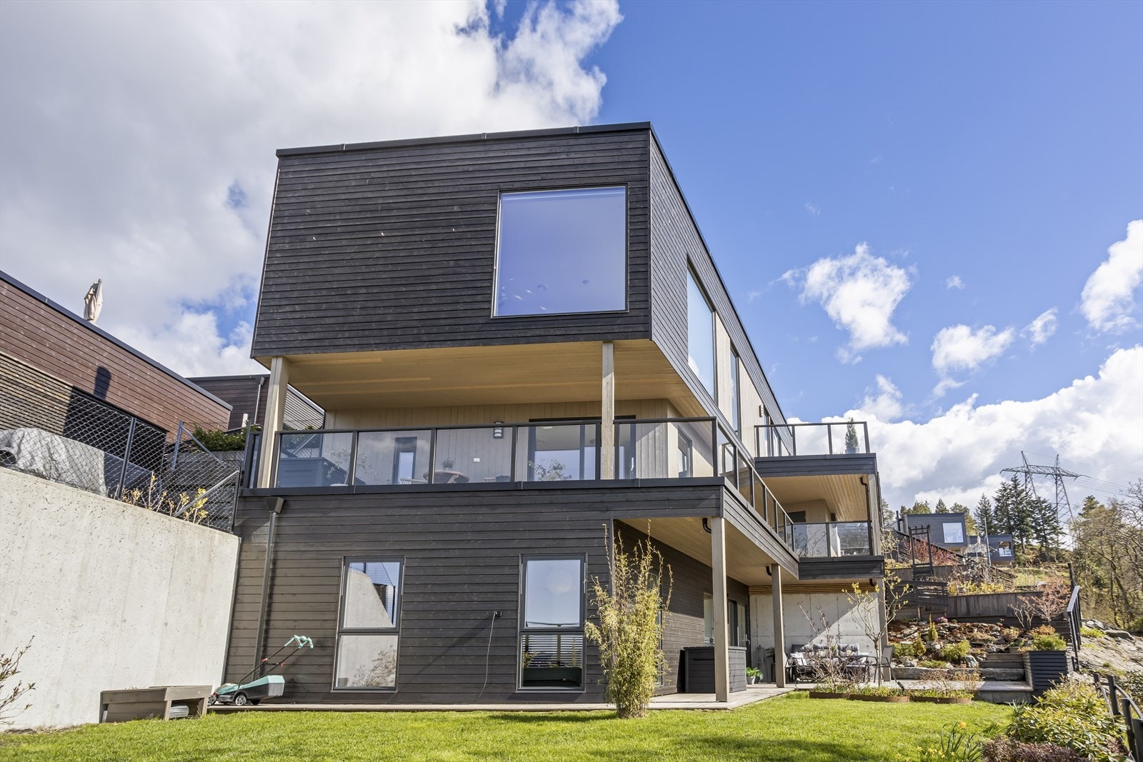 Boligen har en moderne arkitektur med en kombinasjon av tre- og betongkonstruksjoner. Galleribilde