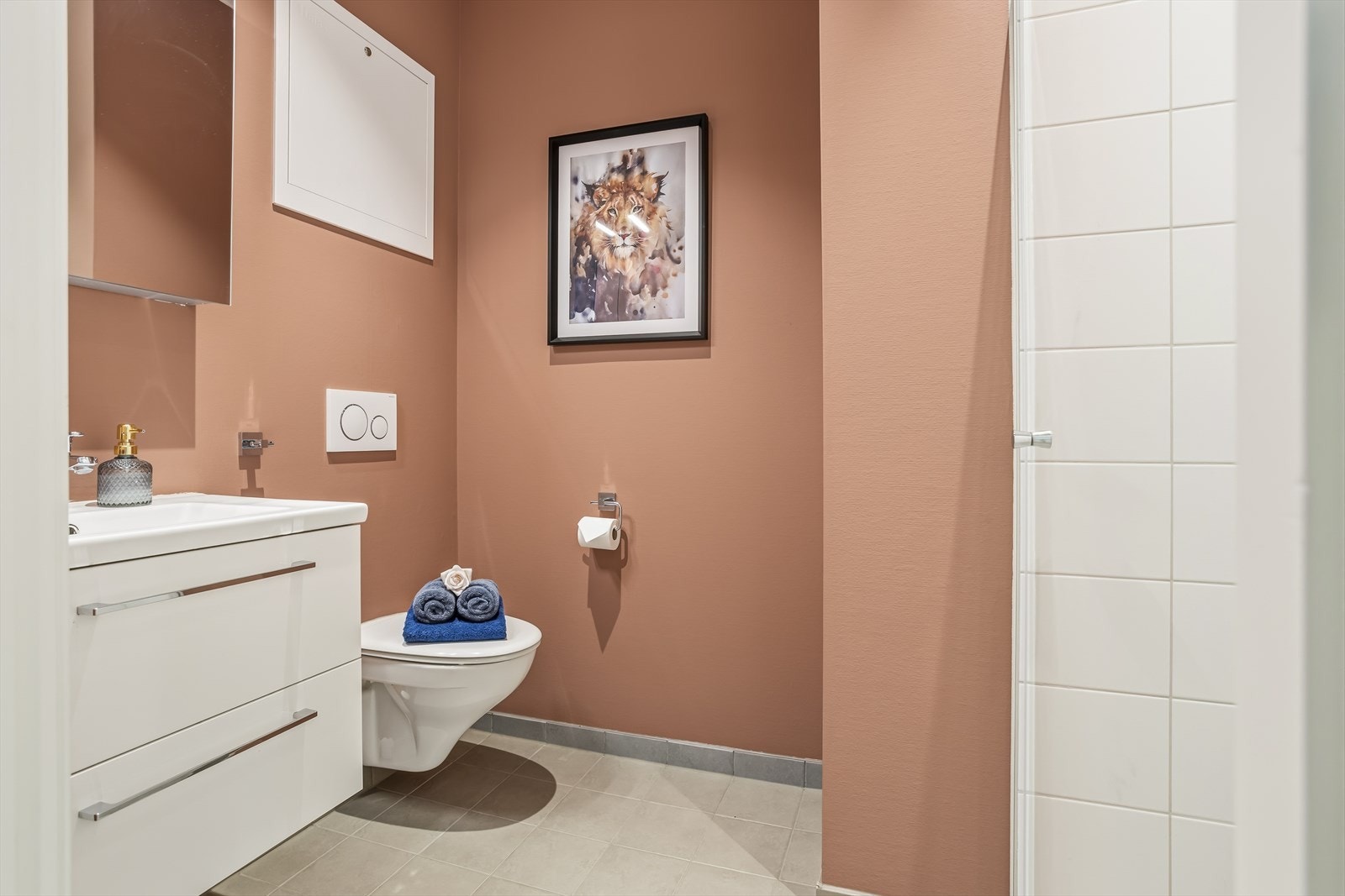 Badet i underetasjen har fliser på gulv med varmekabler, dusj og vegghengt toalett. Galleribilde