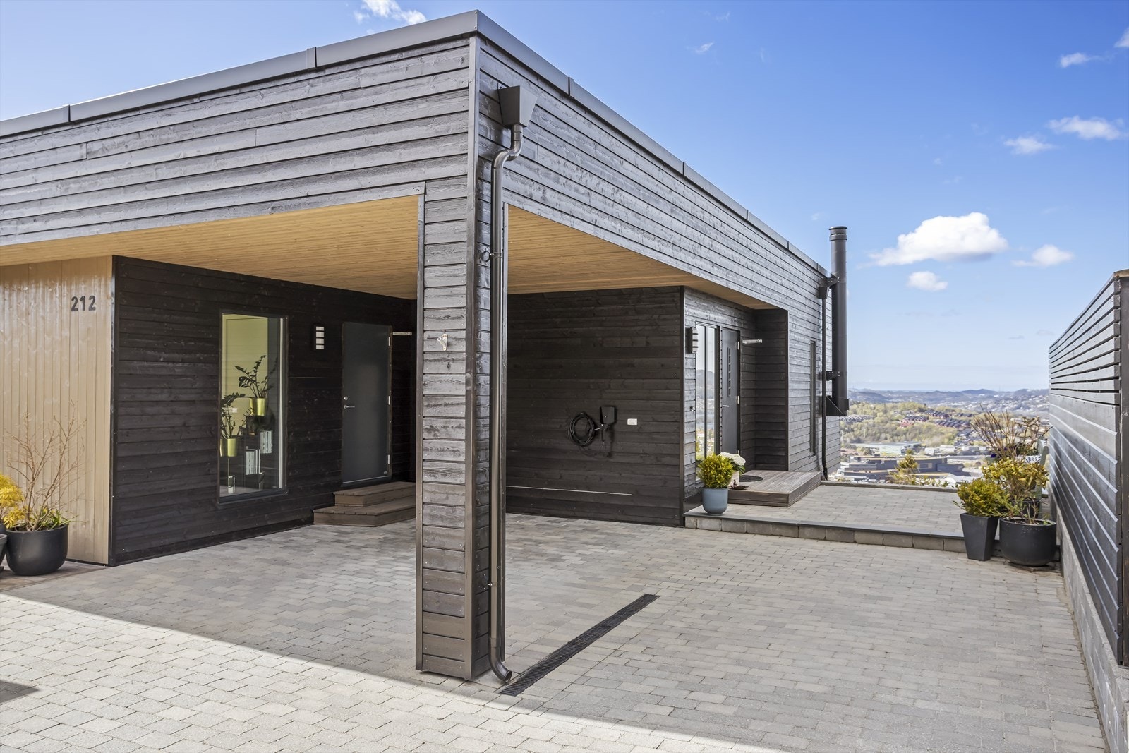 Eiendommen har parkering i carport og plass til ytterligere biler på egen tomt. Galleribilde