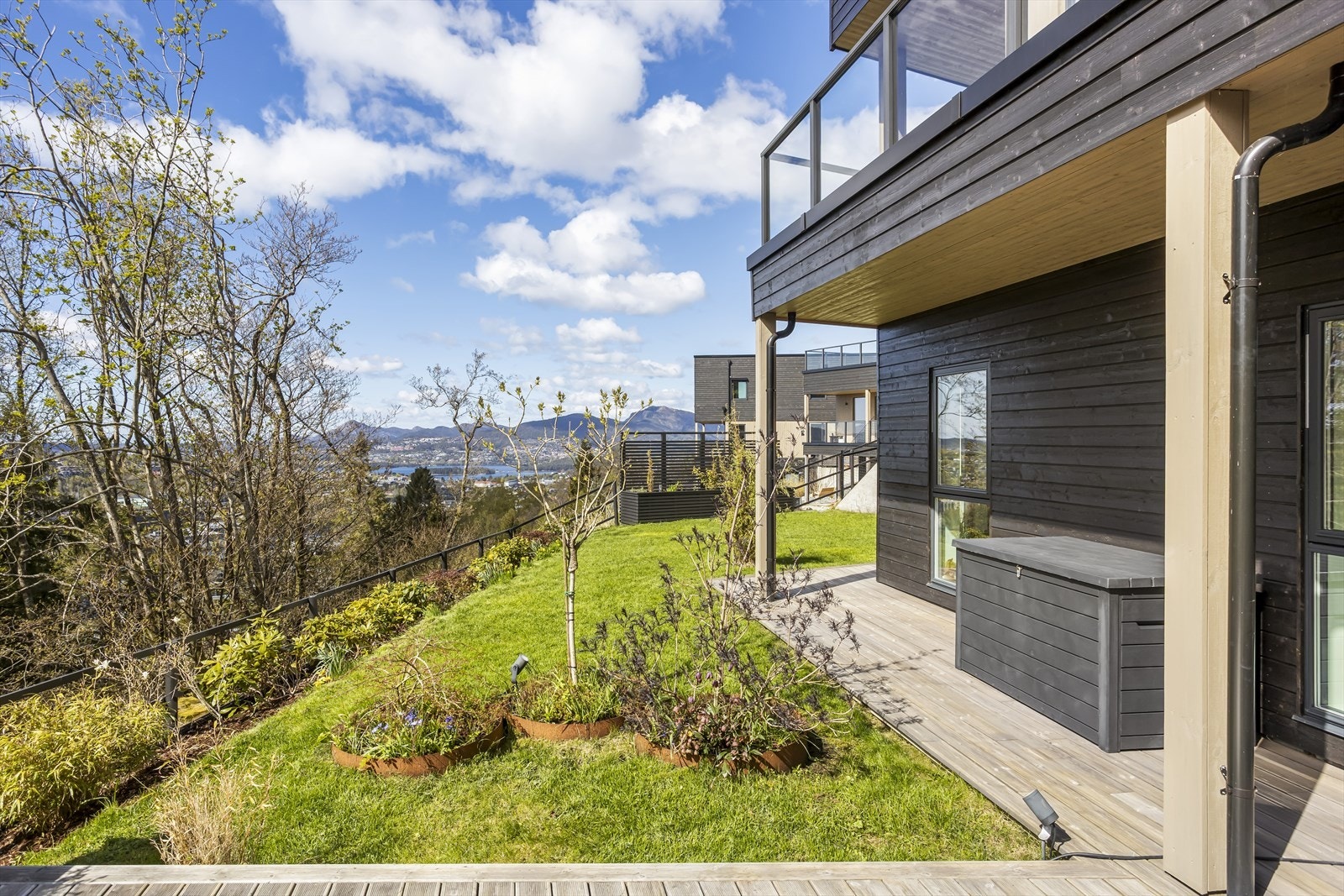 Fra hagen er det utsikt mot nærområdet og fjellene. Galleribilde
