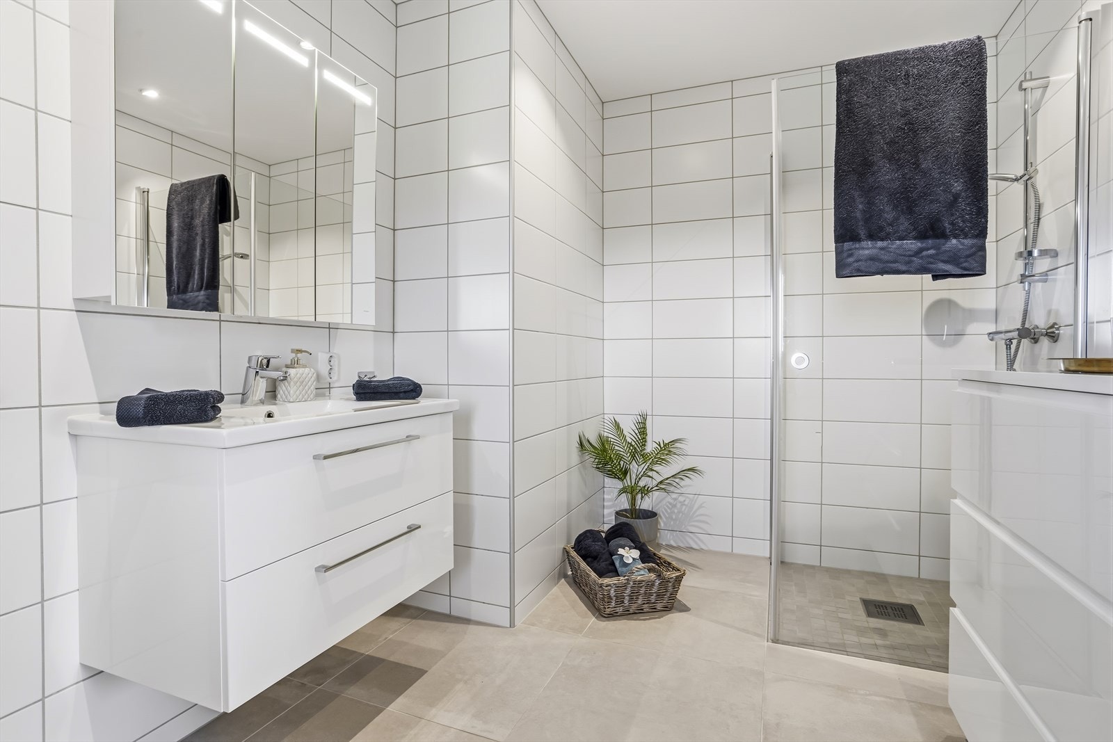 Hovedbadet i første etasje er helfliset og har elektriske varmekabler i gulvet. Galleribilde