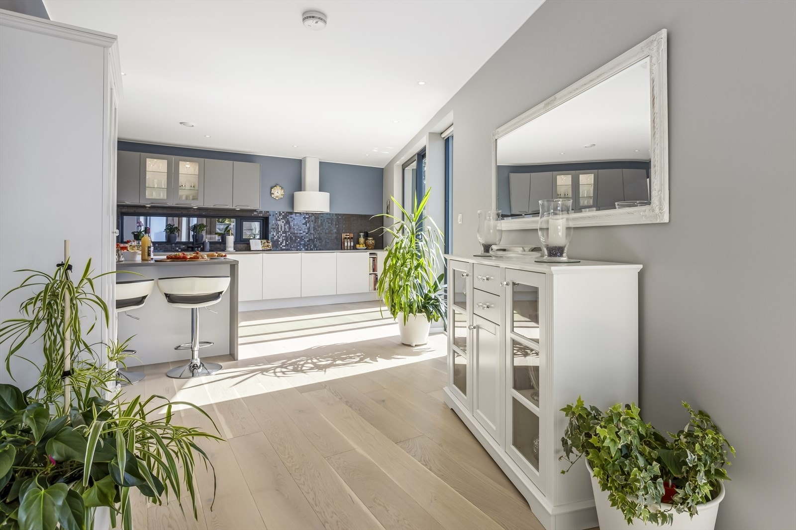Kjøkkeninnredningen er fra Norema og har glatte fronter og laminert benkeplate. Galleribilde