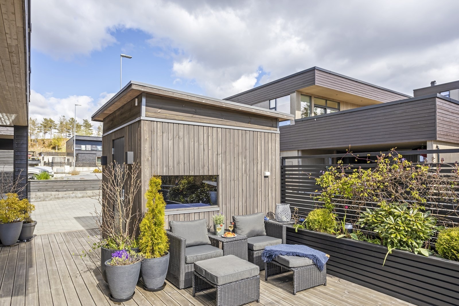 I tilknytning til altanen er det en markterrasse og en praktisk utebod for lagring. Galleribilde