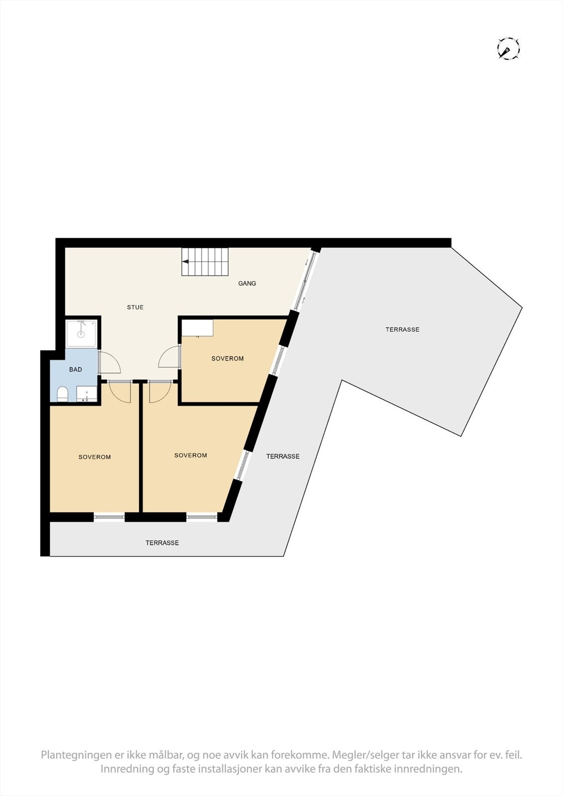 Underetasjen har en praktisk planløsning med tre soverom, bad og en hall med utgang til hagen. Galleribilde