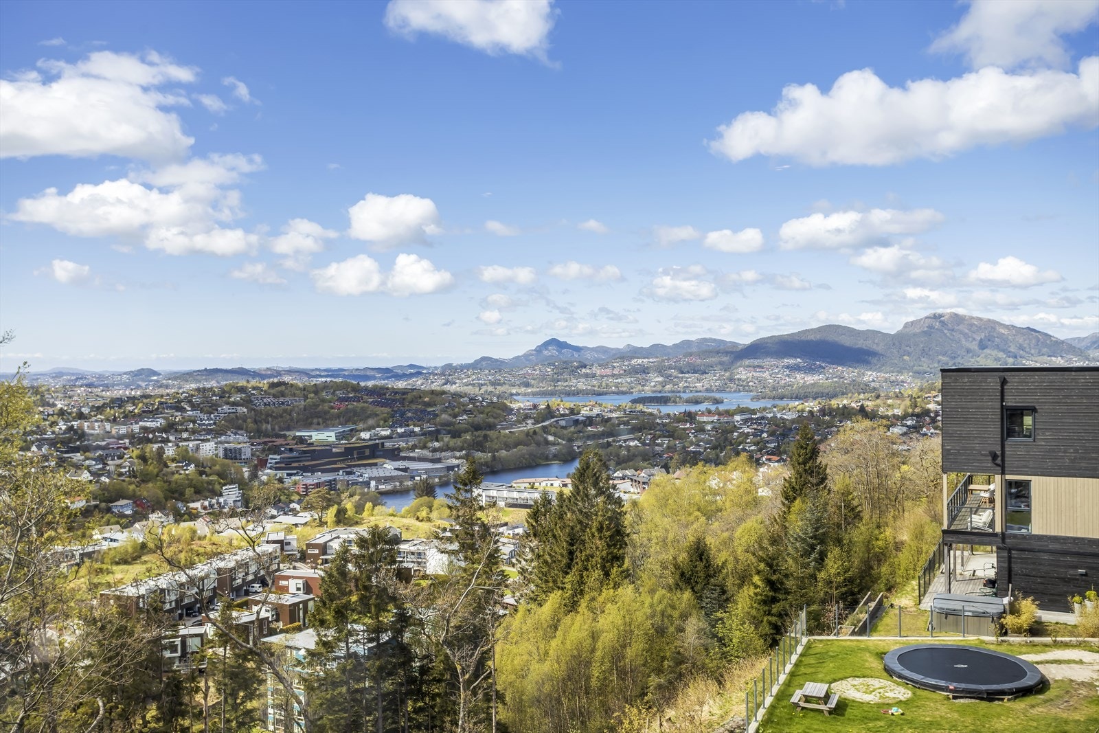 Fra eiendommen er det vidstrakt utsikt over området. Galleribilde