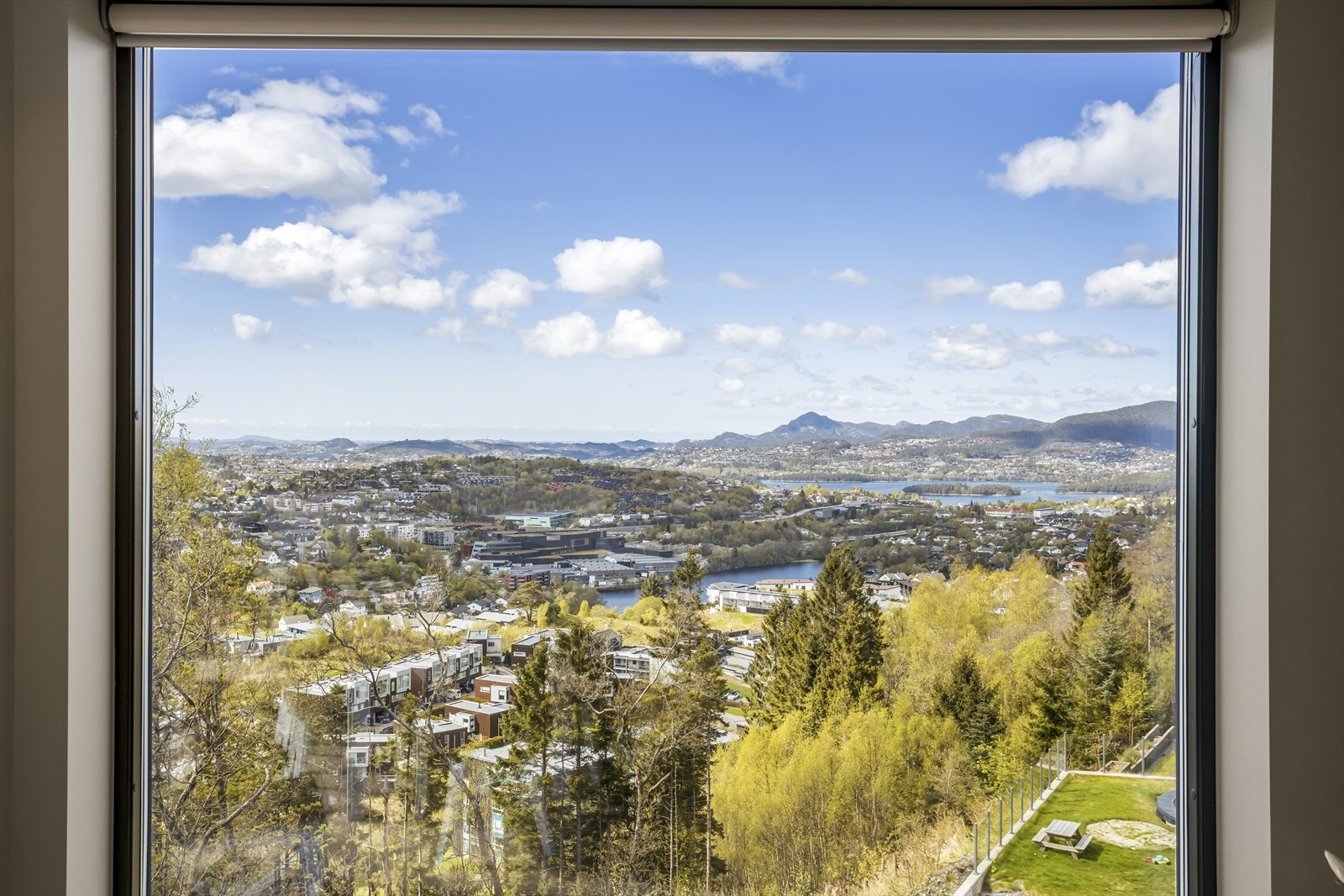 Beliggenheten er sentral med kort vei til kjøpesenter, skoler og barnehager. Galleribilde