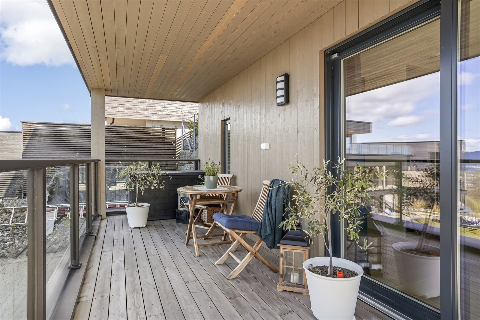 En overbygget del av altanen gir ly for vær og vind. Galleribilde