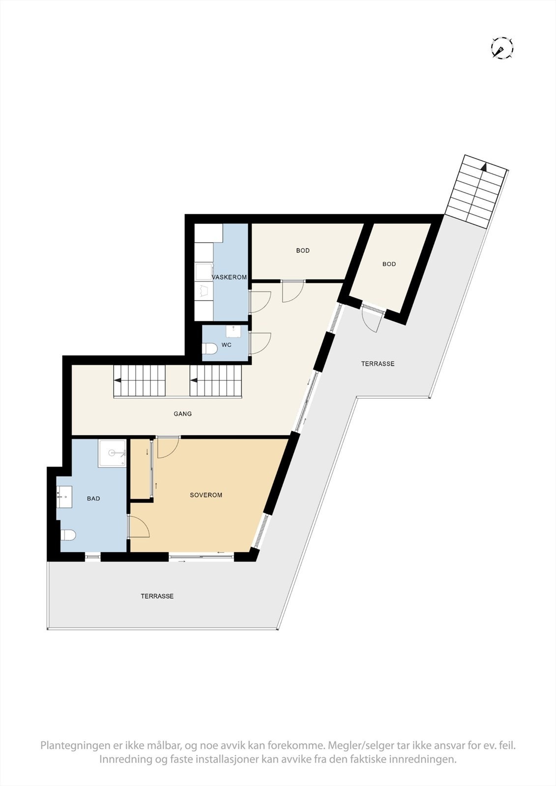 Første etasje inneholder ett soverom, bad, vaskerom, separat toalett og en gang med utgang til en stor altan. Galleribilde