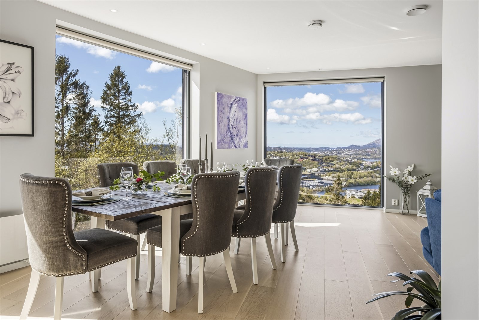 Spisestuen er rammet inn av store vindusflater som gir rikelig med dagslys. Galleribilde