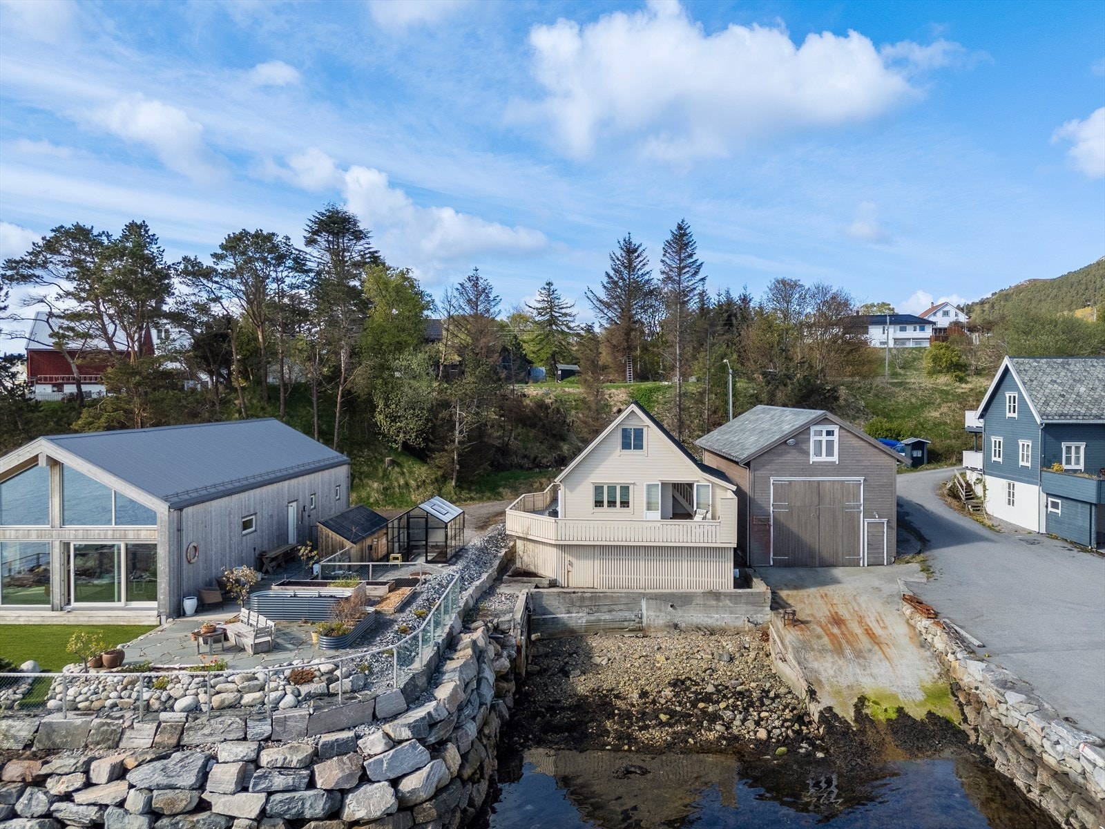 Boligen ligger i sjøkanten og har stor veranda med flott utsikt Galleribilde
