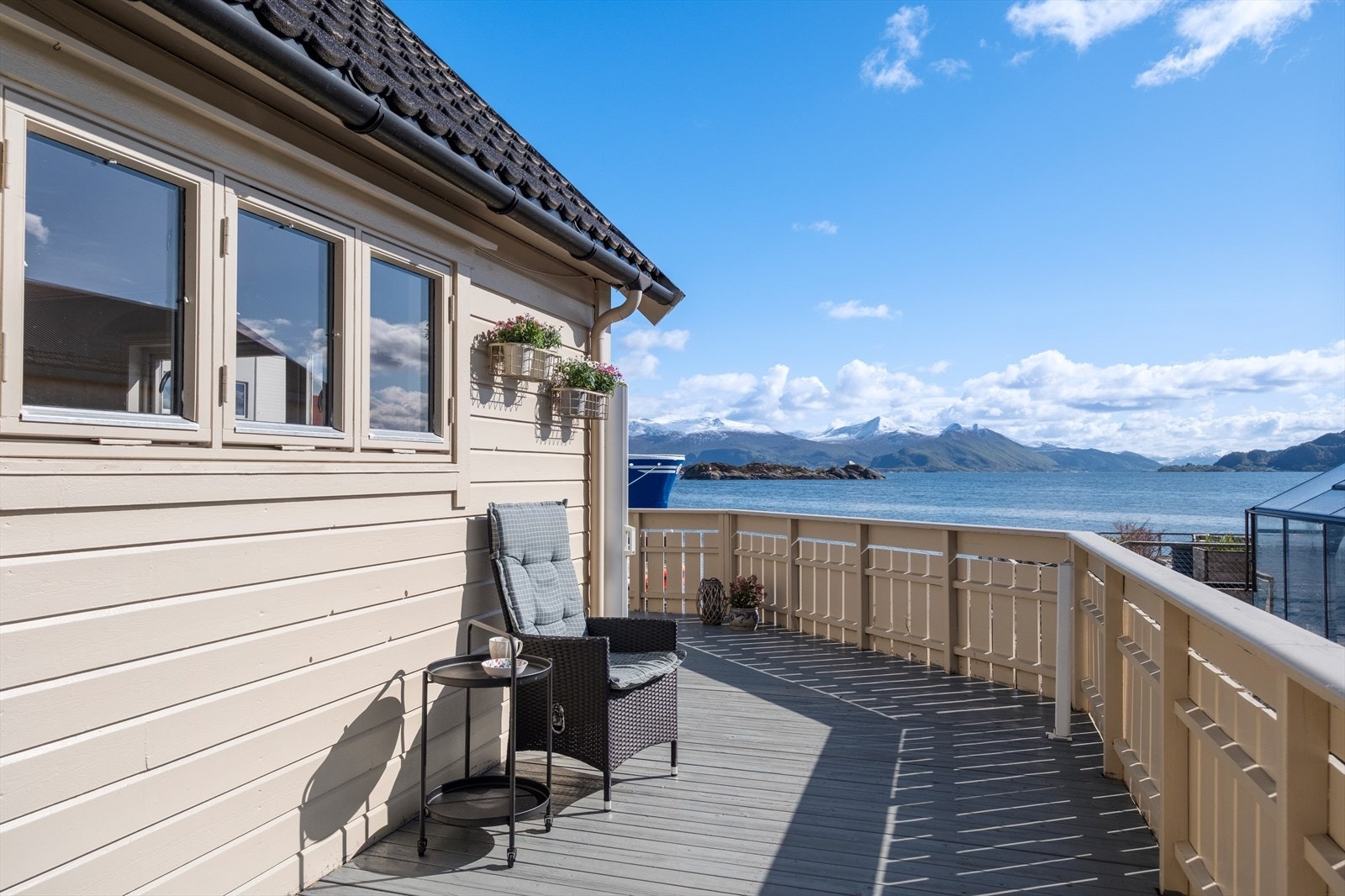 Boligen har romslig veranda med nydelig utsikt Galleribilde