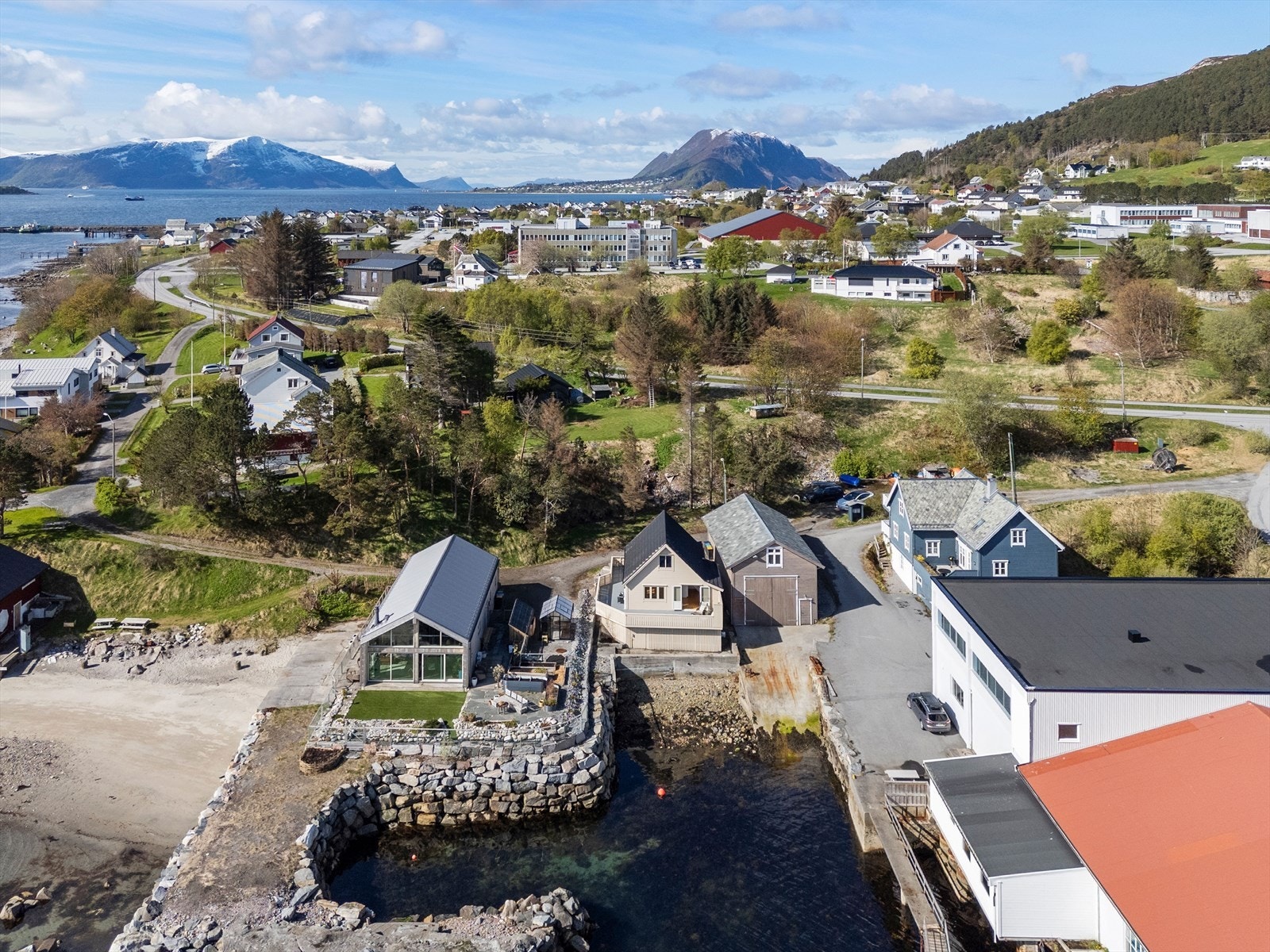 Trivelig enebolig like i sjøkanten Galleribilde