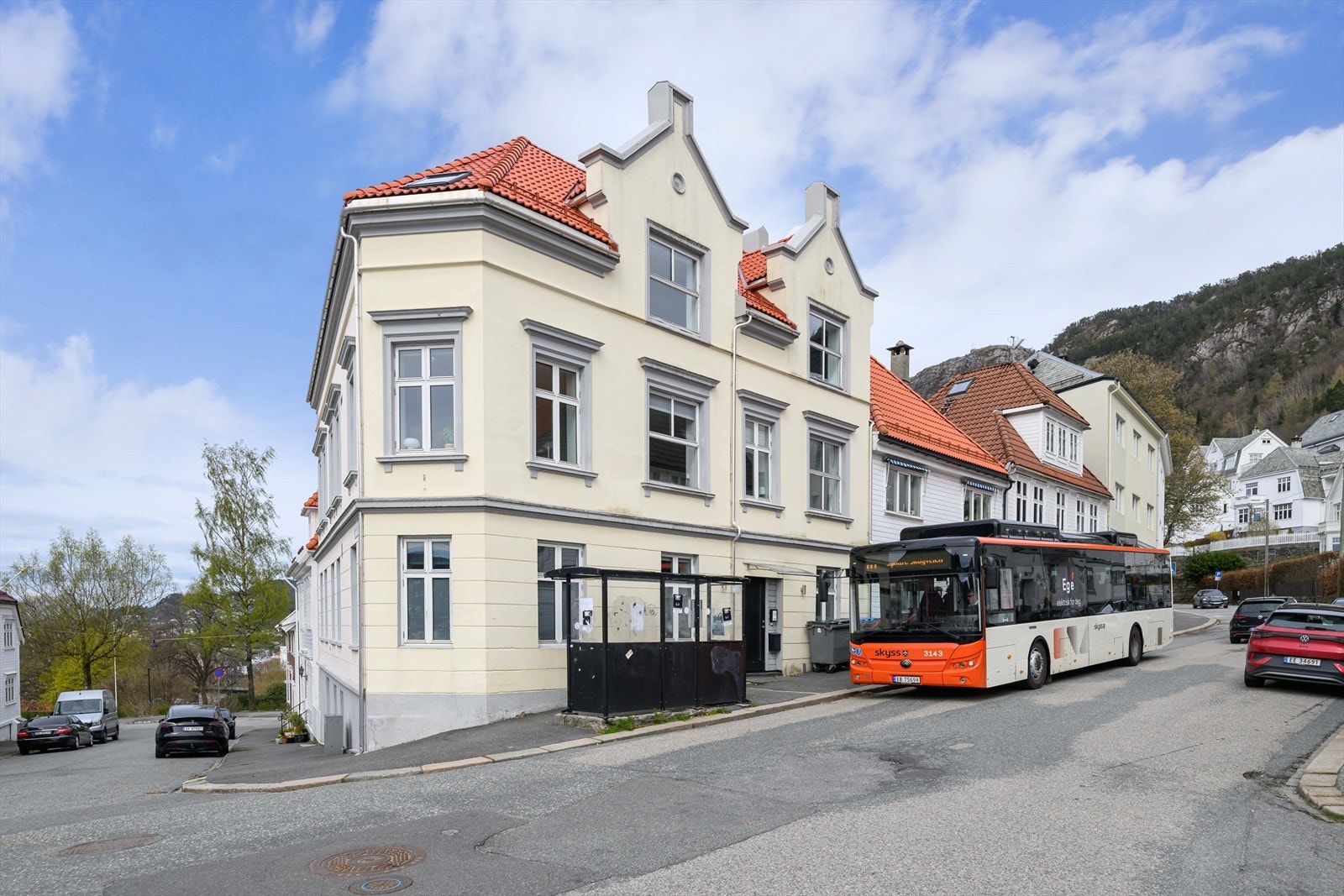 Leiligheten har en nydelig beliggenhet som hjørneleilighet i andre etasje. Galleribilde