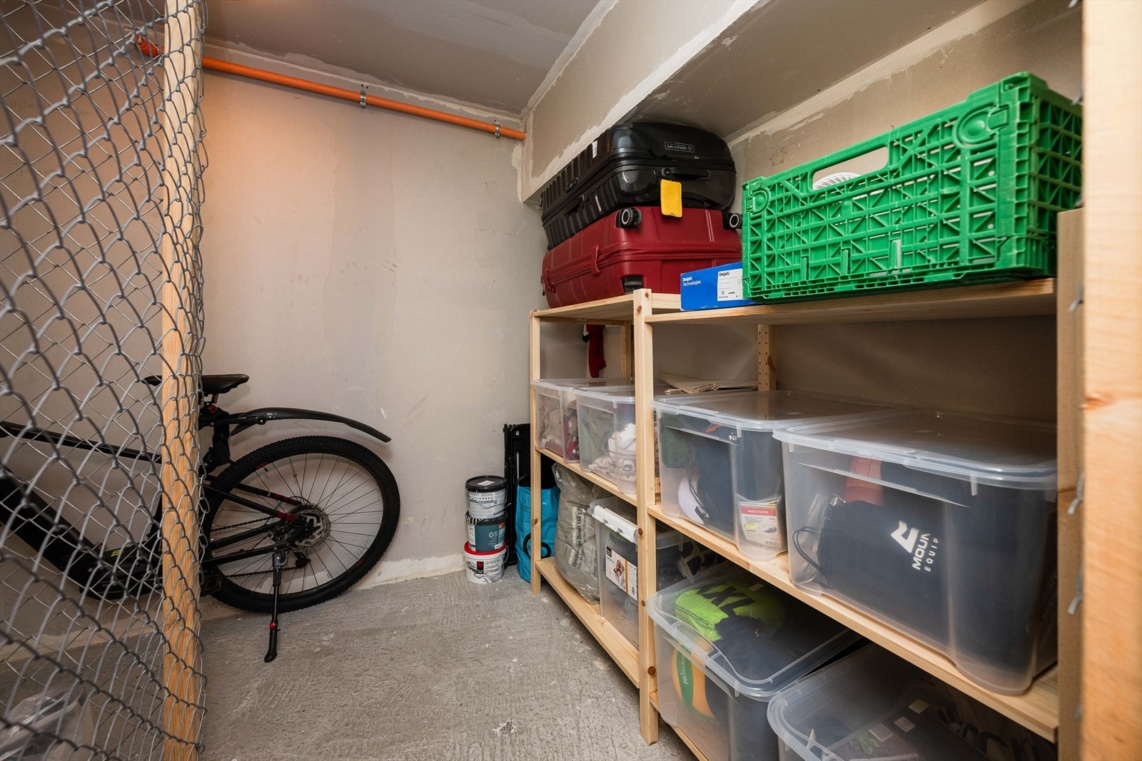 Leiligheten disponerer en romslig bod i kjelleren for ekstra lagring. Galleribilde