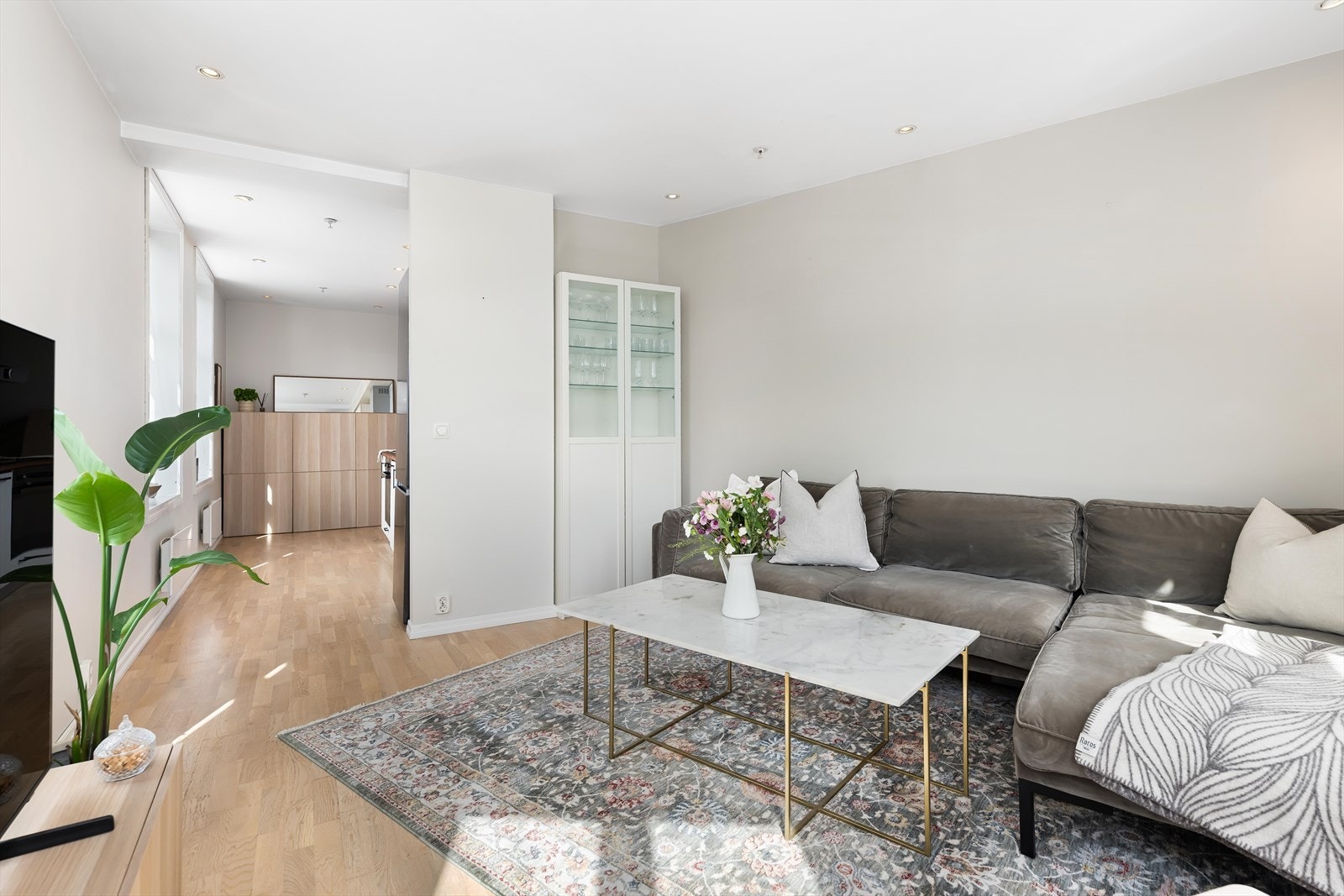 Rommet har åpen løsning, men det er likevel naturlig oppdelt. Galleribilde