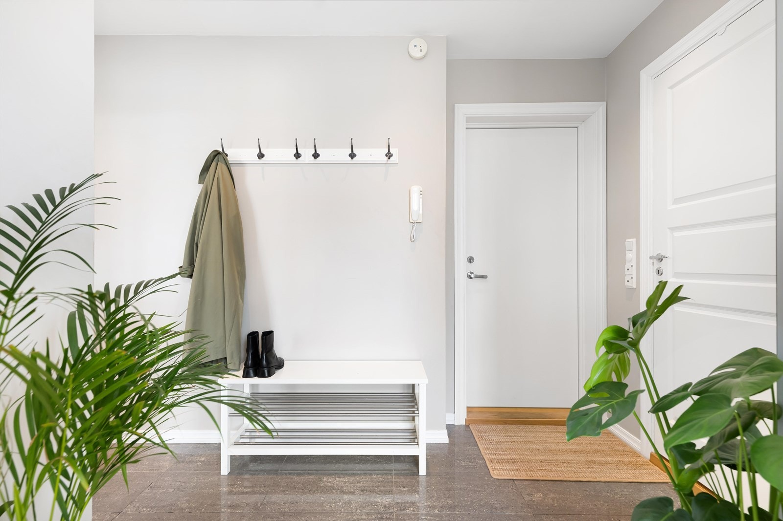 Velkommen inn. Romslig entre med god plass for klær og sko. Galleribilde