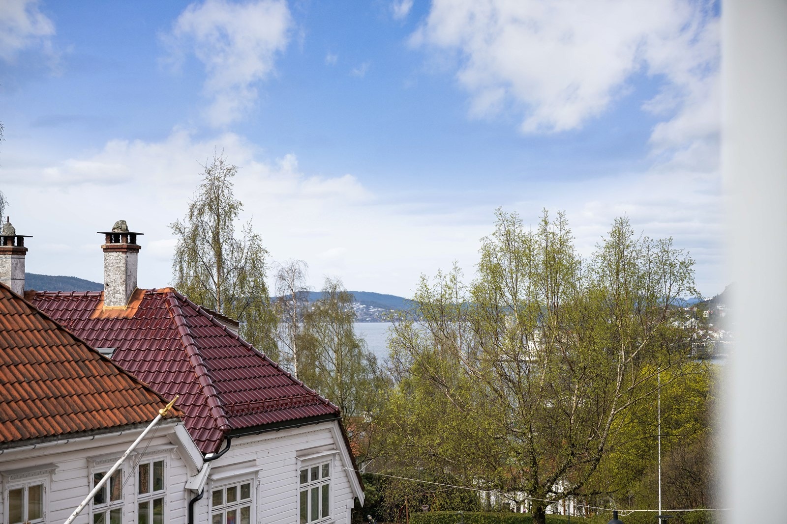 Fra leiligheten har man et flott utsyn over nærområdet, med et glimt av sjøen. Galleribilde