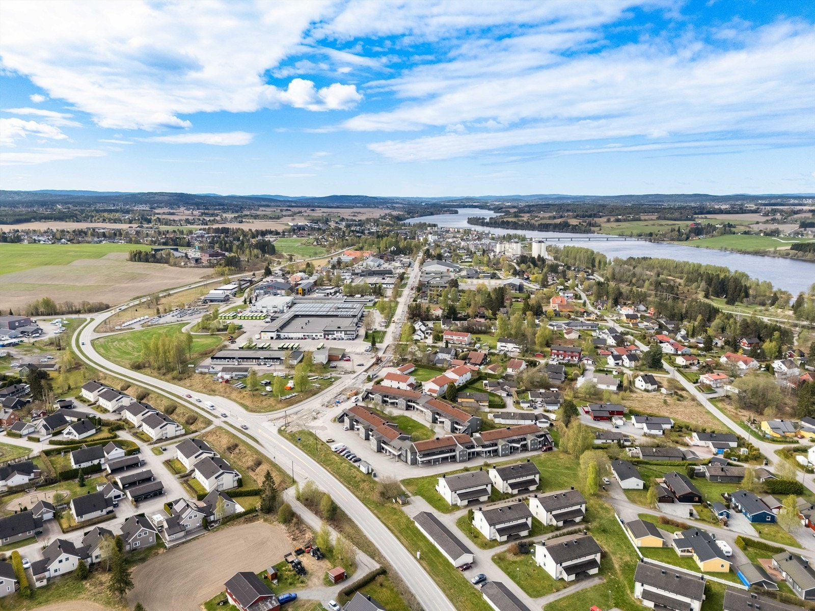 Årnes sentrum med butikker, servicetilbud og togstasjon ligger en kort kjøretur unna. Galleribilde