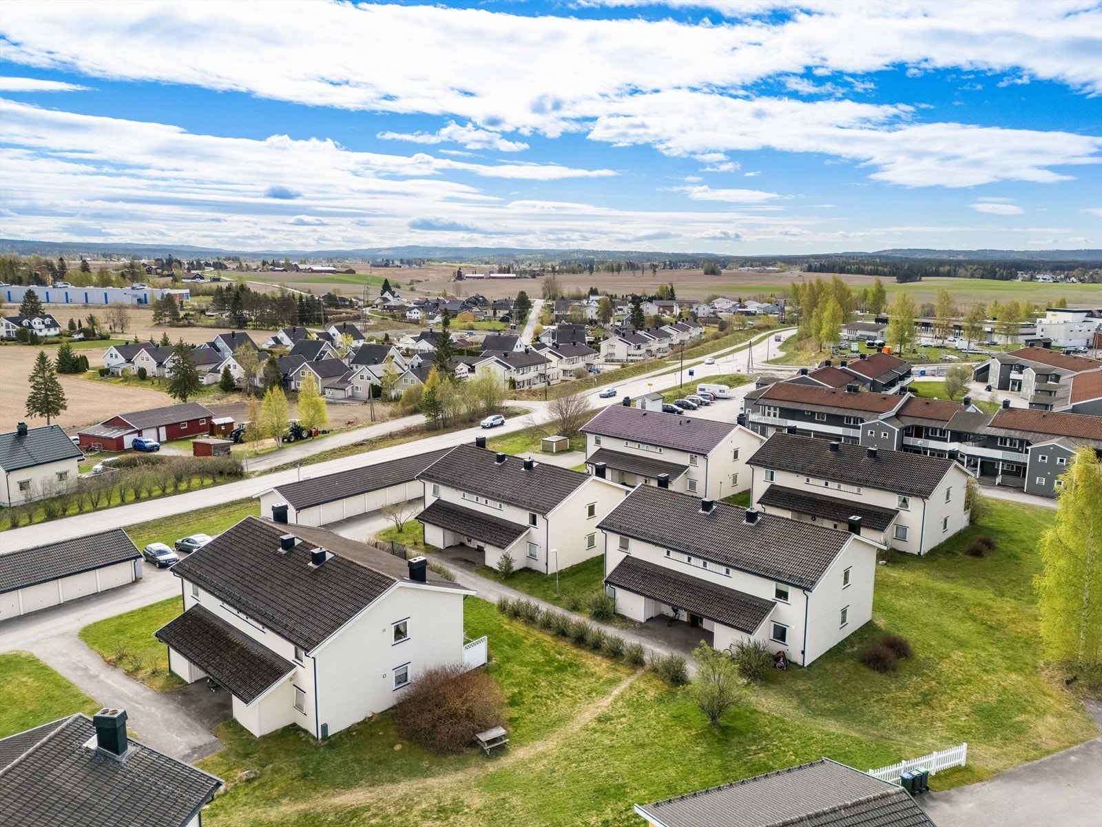 Området beskrives som rolig og landlig, med nærhet til turområder. Galleribilde