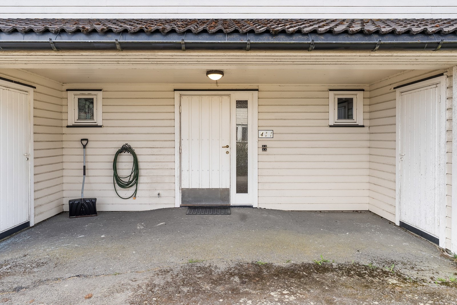 Adkomst til leiligheten via felles, overbygget inngangsparti. Galleribilde