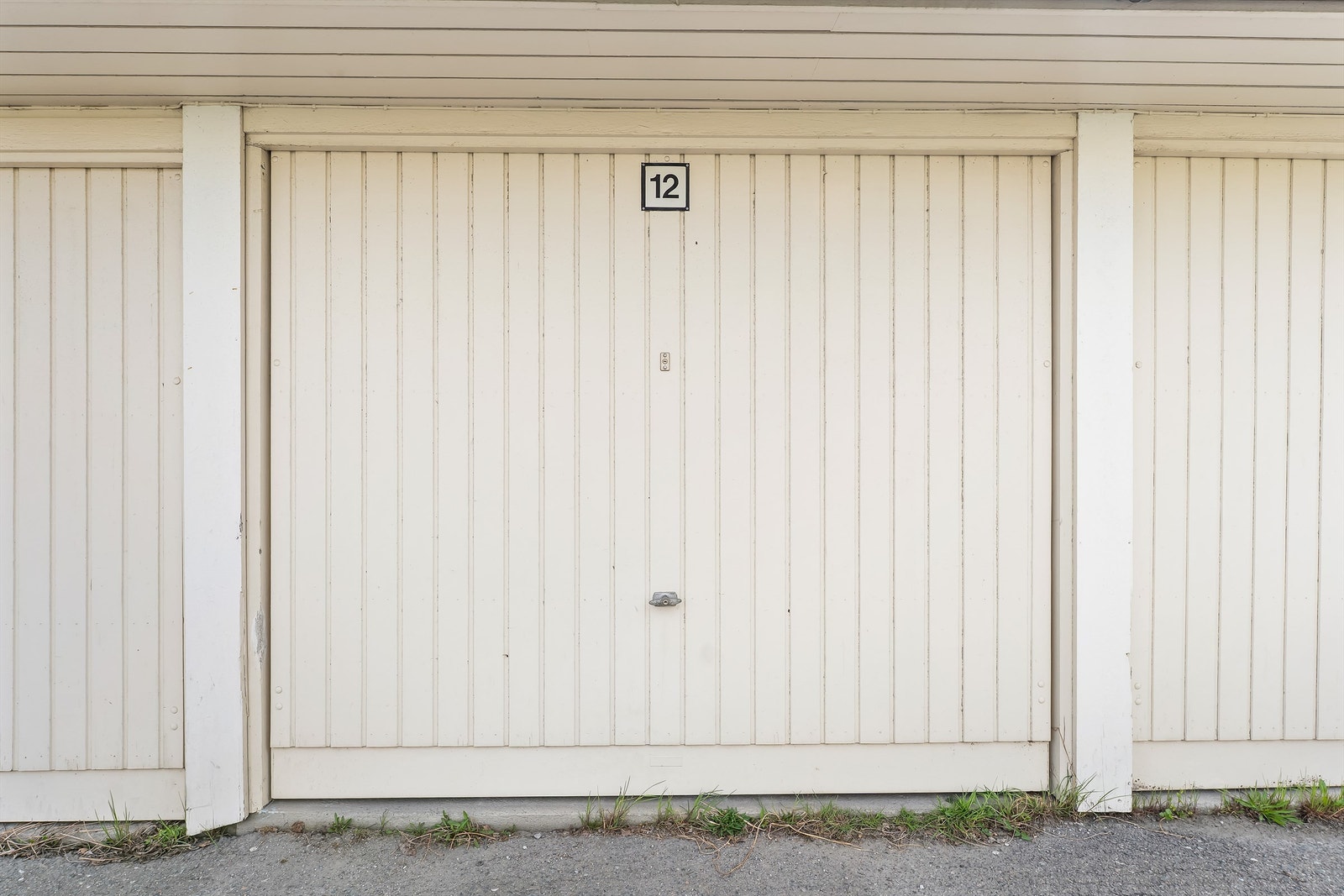 Garasjeportene betjenes manuelt. Sameiet har installert el-ladesystem ved garasjeanleggene. Galleribilde