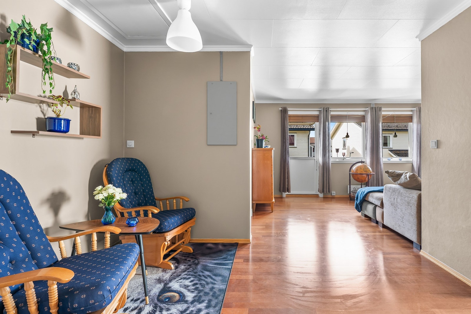 Fra entréen er det en åpen og naturlig overgang til stuen. Galleribilde