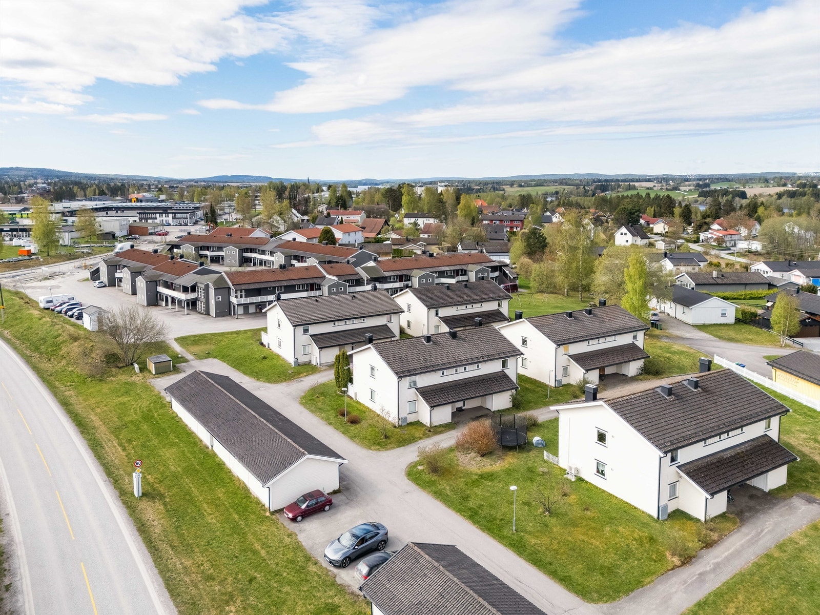 Boligen ligger i et barnevennlig område med kort vei til skoler og barnehager. Galleribilde