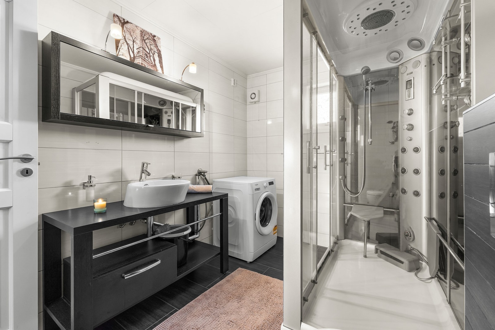 Badet ble oppgradert i 2009 og har flislagt gulv med gulvvarme. Galleribilde
